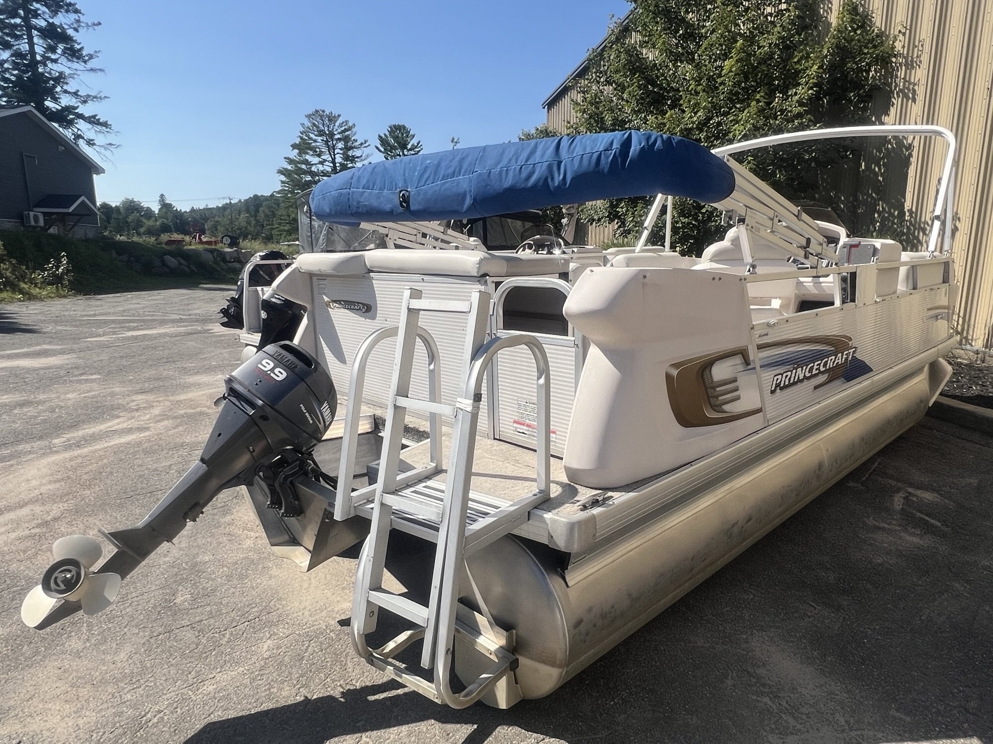 Ponton Princecraft Vision 19 2008 Bleu & Beige, Moteur Yamaha 9.9hp 4 temps, Toit Campeur, Table, Système de sons!