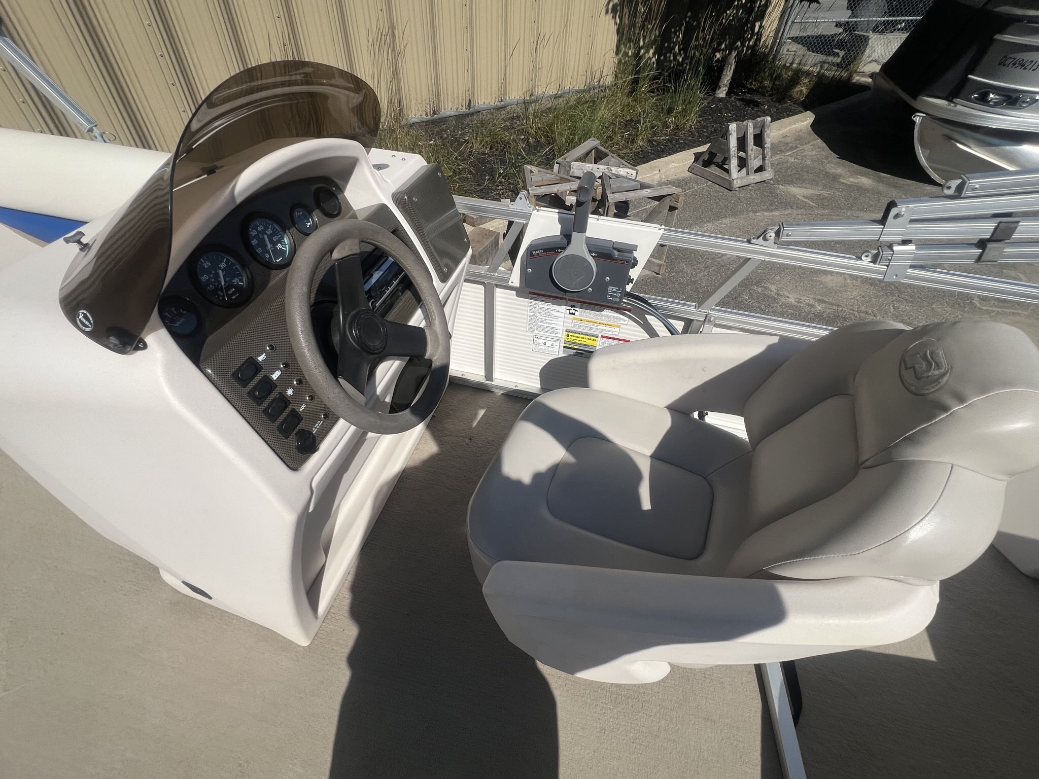 Ponton Princecraft Vision 19 2008 Bleu & Beige, Moteur Yamaha 9.9hp 4 temps, Toit Campeur, Table, Système de sons!