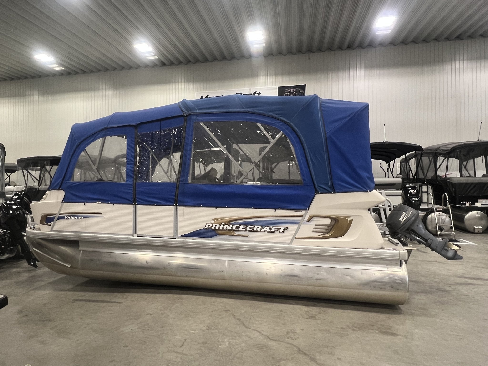 Ponton Princecraft Vision 19 2008 Bleu & Beige, Moteur Yamaha 9.9hp 4 temps, Toit Campeur, Table, Système de sons!