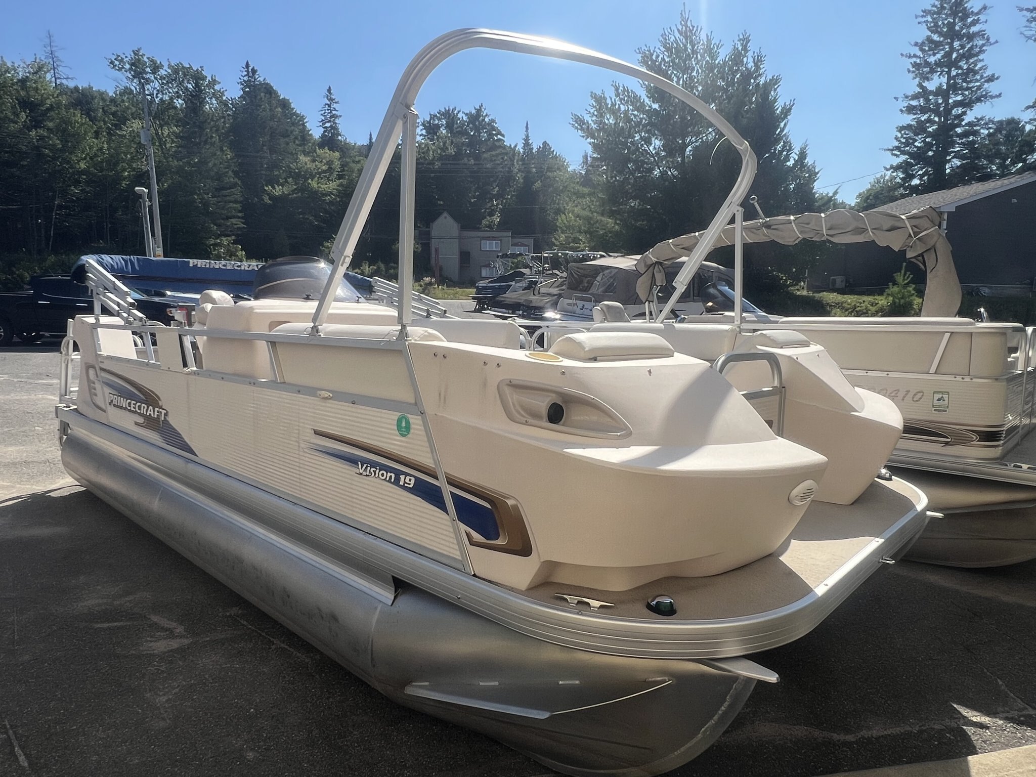 Ponton Princecraft Vision 19 2008 Bleu & Beige, Moteur Yamaha 9.9hp 4 temps, Toit Campeur, Table, Système de sons!