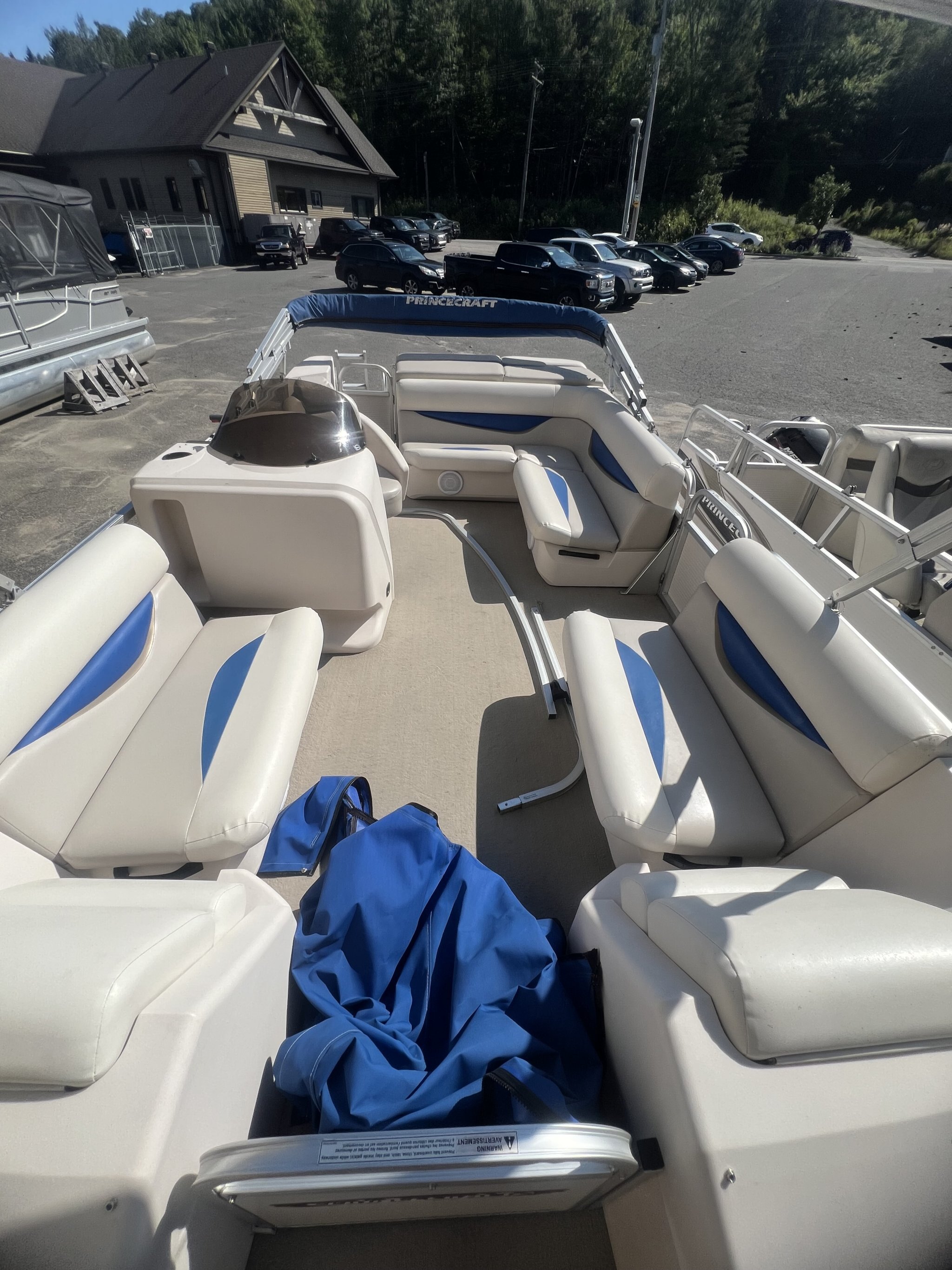 Ponton Princecraft Vision 19 2008 Bleu & Beige, Moteur Yamaha 9.9hp 4 temps, Toit Campeur, Table, Système de sons!