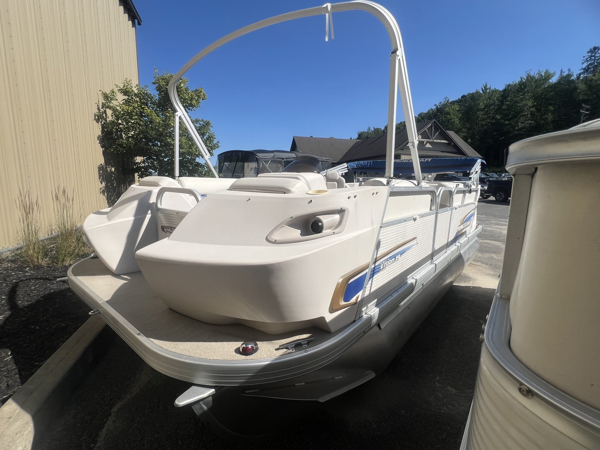 Ponton Princecraft Vision 19 2008 Bleu & Beige, Moteur Yamaha 9.9hp 4 temps, Toit Campeur, Table, Système de sons!