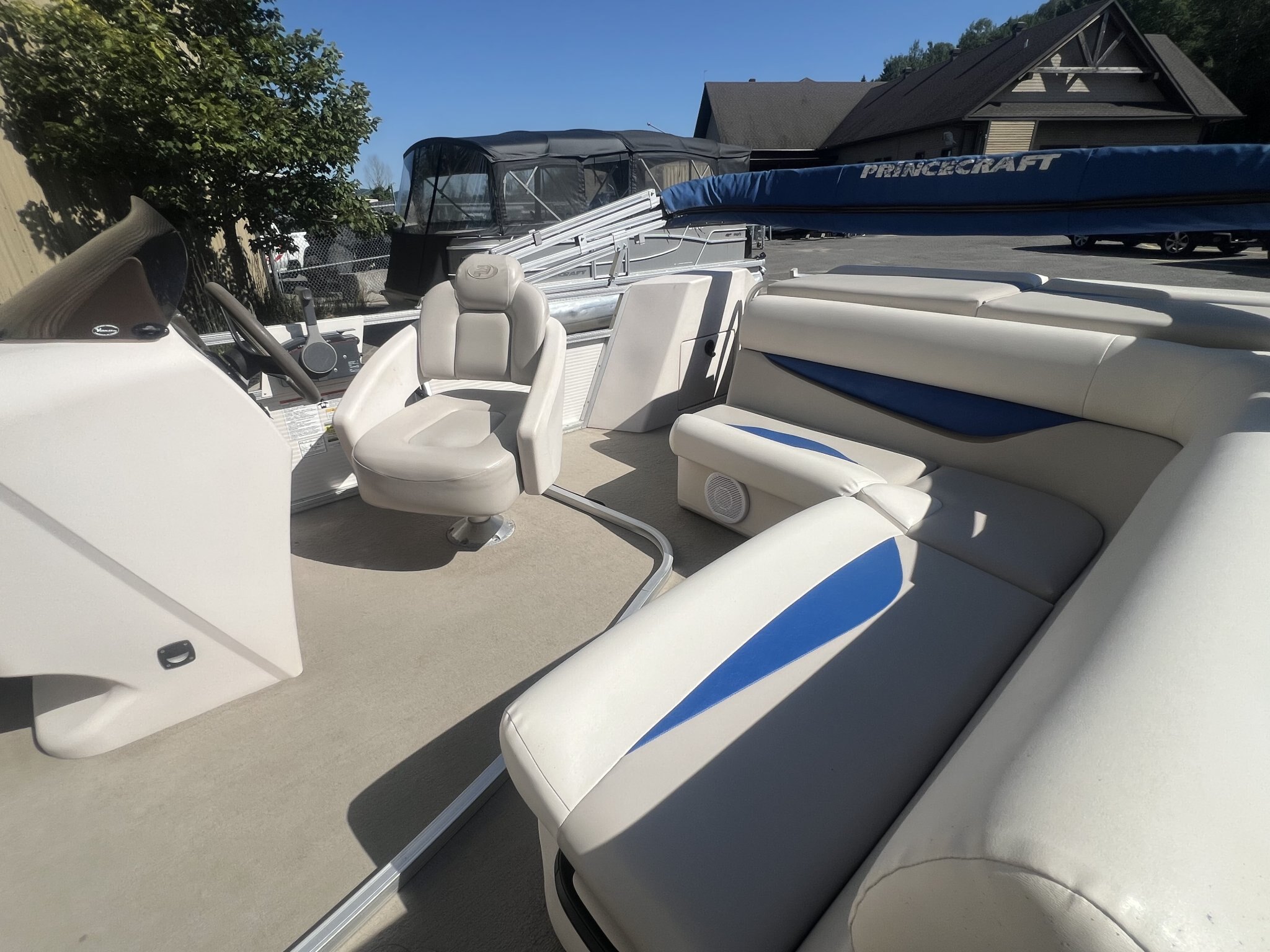 Ponton Princecraft Vision 19 2008 Bleu & Beige, Moteur Yamaha 9.9hp 4 temps, Toit Campeur, Table, Système de sons!
