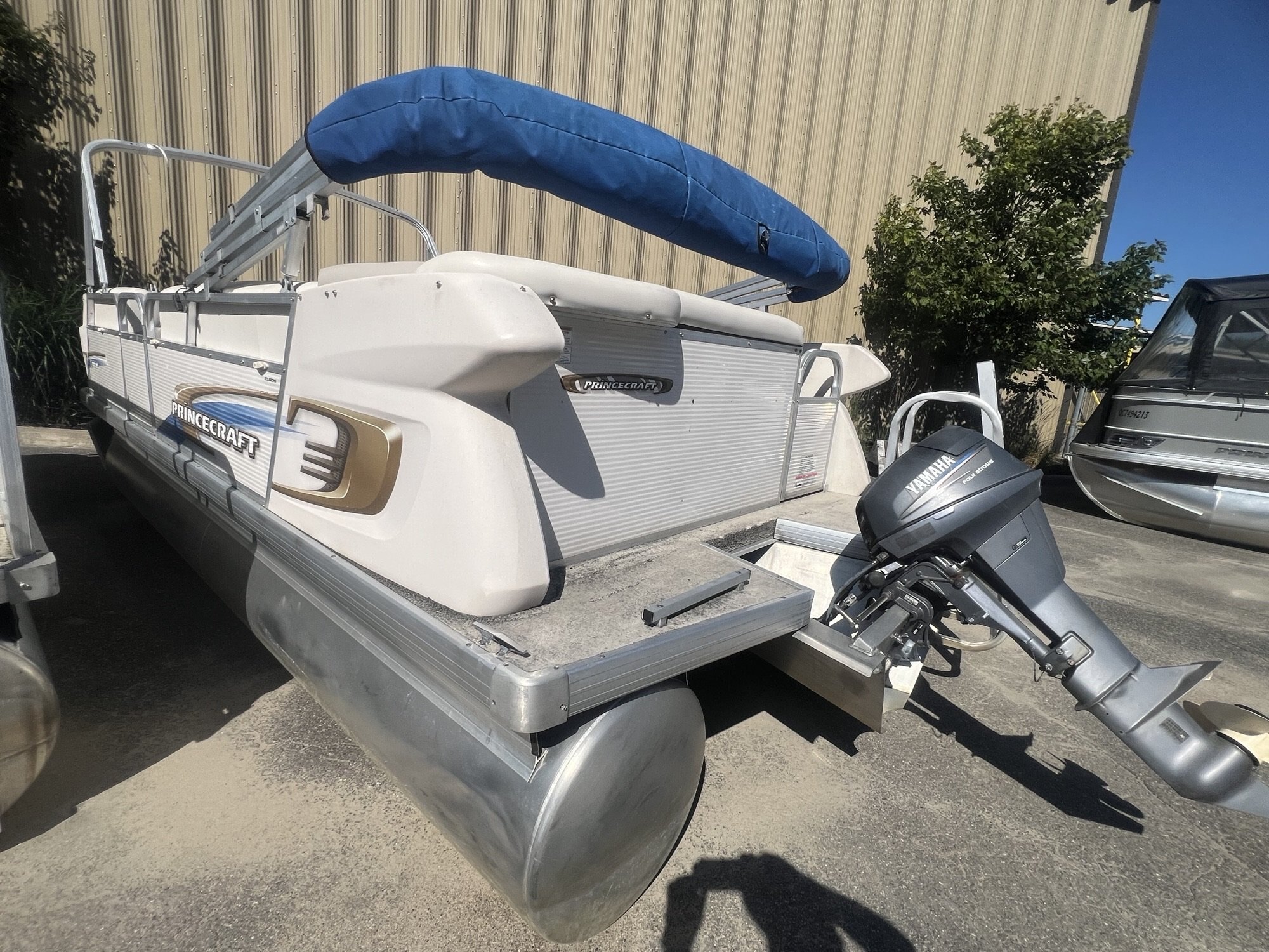 Ponton Princecraft Vision 19 2008 Bleu & Beige, Moteur Yamaha 9.9hp 4 temps, Toit Campeur, Table, Système de sons!
