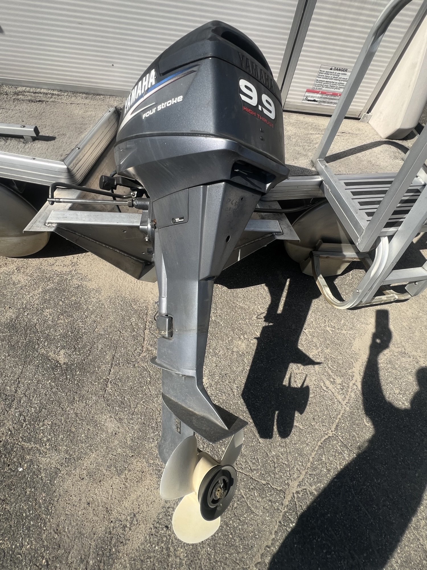 Ponton Princecraft Vision 19 2008 Bleu & Beige, Moteur Yamaha 9.9hp 4 temps, Toit Campeur, Table, Système de sons!