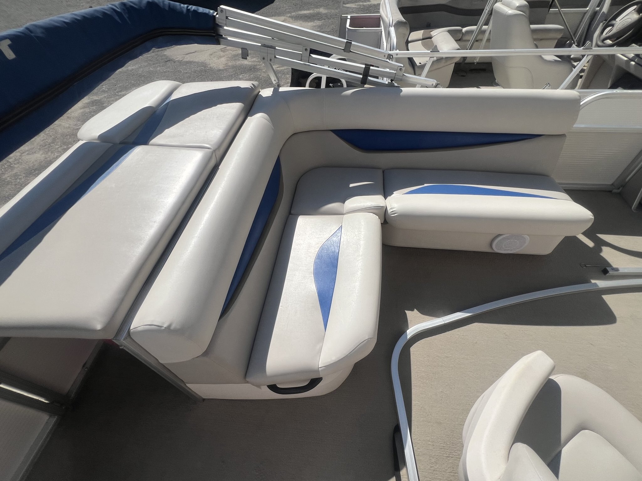 Ponton Princecraft Vision 19 2008 Bleu & Beige, Moteur Yamaha 9.9hp 4 temps, Toit Campeur, Table, Système de sons!