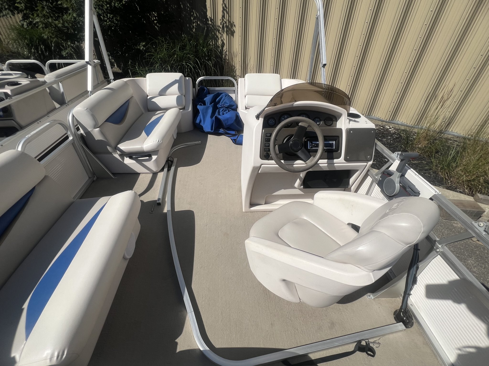 Ponton Princecraft Vision 19 2008 Bleu & Beige, Moteur Yamaha 9.9hp 4 temps, Toit Campeur, Table, Système de sons!