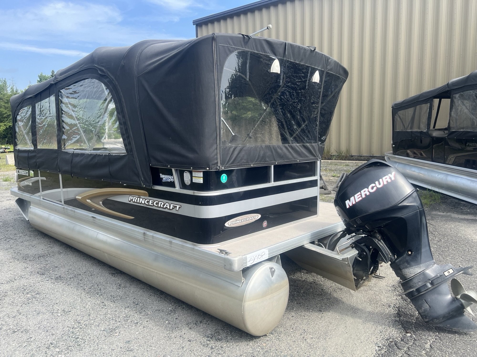 Ponton Princecraft Vectra 21 L 2011 Noir / Beige Moteur Mercury 60hp, Toit Campeur, Plancher Vinyle, Tables, Sonar & Système Audio!