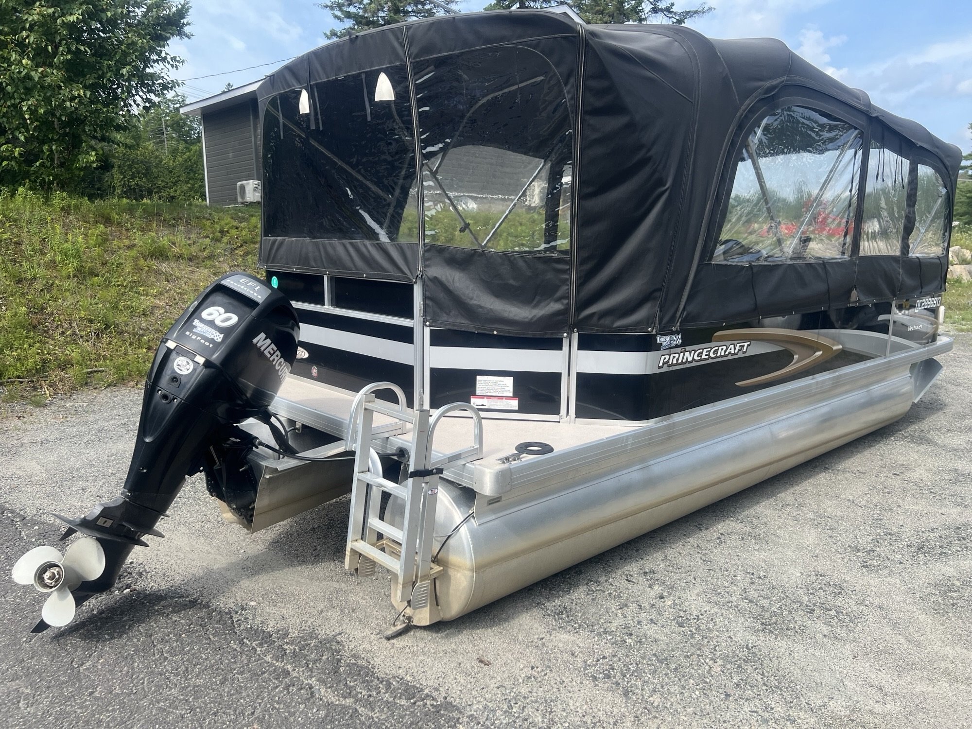 Ponton Princecraft Vectra 21 L 2011 Noir / Beige Moteur Mercury 60hp, Toit Campeur, Plancher Vinyle, Tables, Sonar & Système Audio!