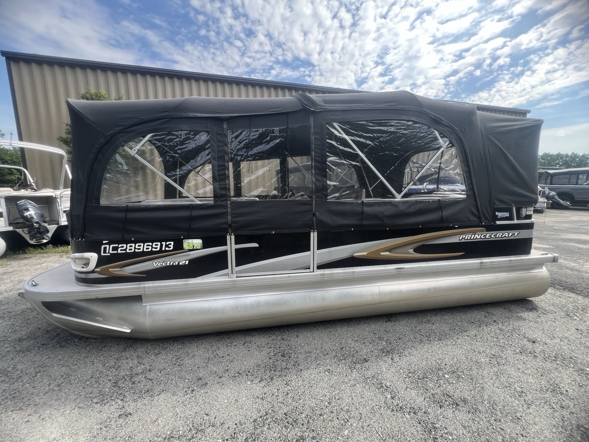 Ponton Princecraft Vectra 21 L 2011 Noir / Beige Moteur Mercury 60hp, Toit Campeur, Plancher Vinyle, Tables, Sonar & Système Audio!