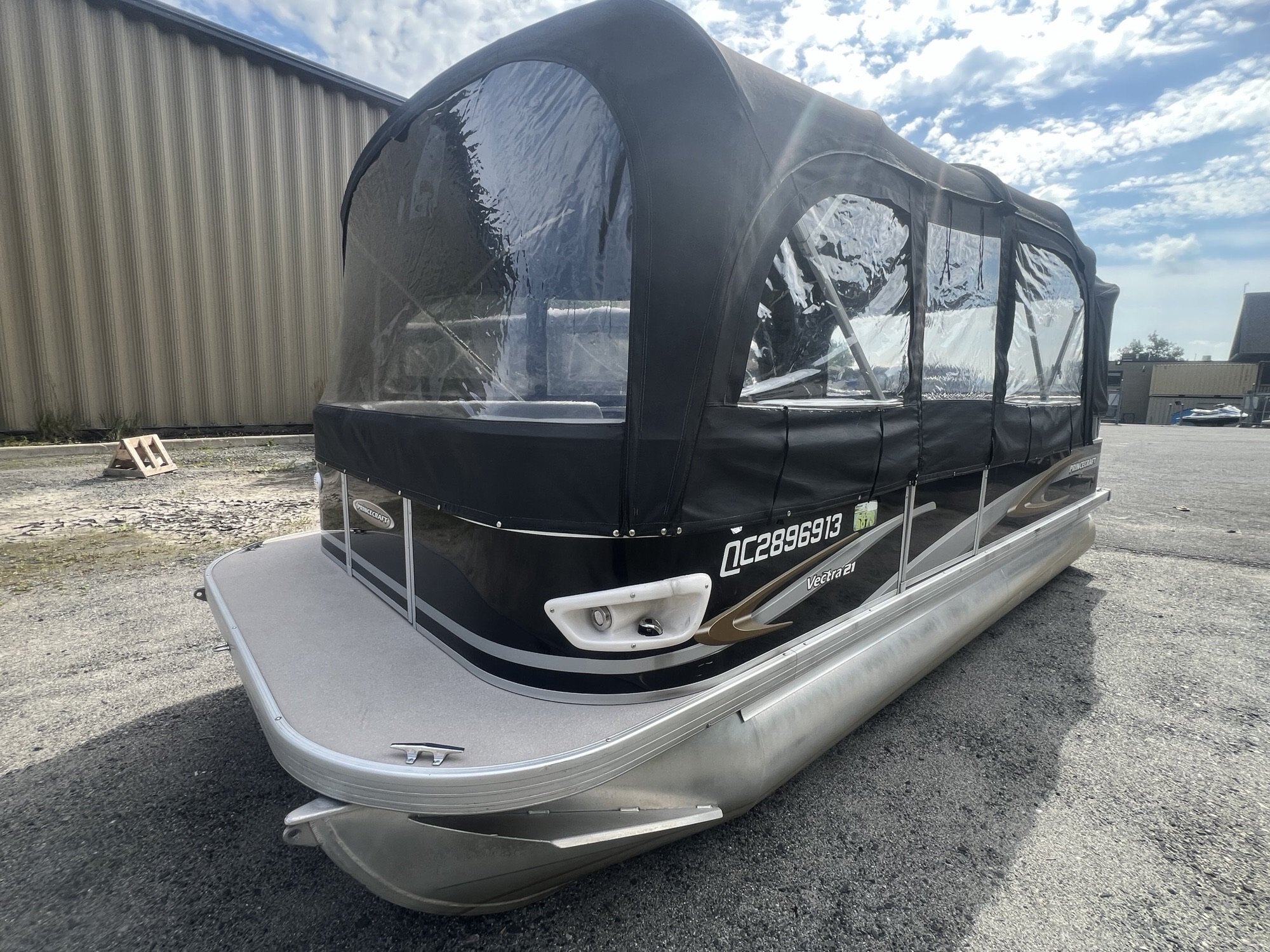 Ponton Princecraft Vectra 21 L 2011 Noir / Beige Moteur Mercury 60hp, Toit Campeur, Plancher Vinyle, Tables, Sonar & Système Audio!