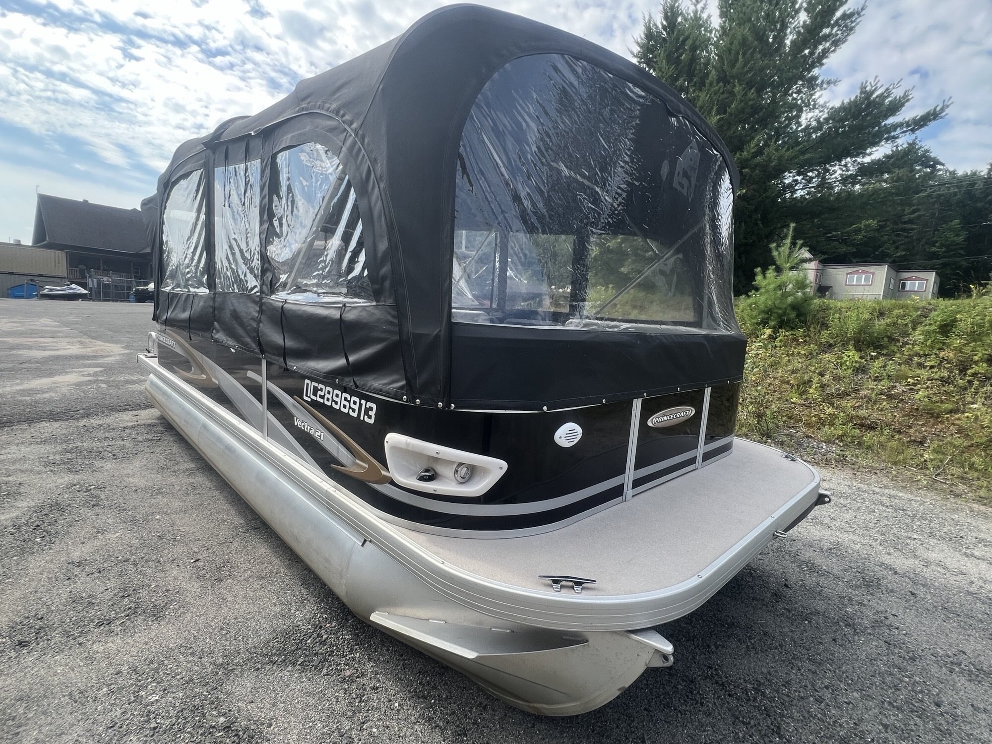 Ponton Princecraft Vectra 21 L 2011 Noir / Beige Moteur Mercury 60hp, Toit Campeur, Plancher Vinyle, Tables, Sonar & Système Audio!