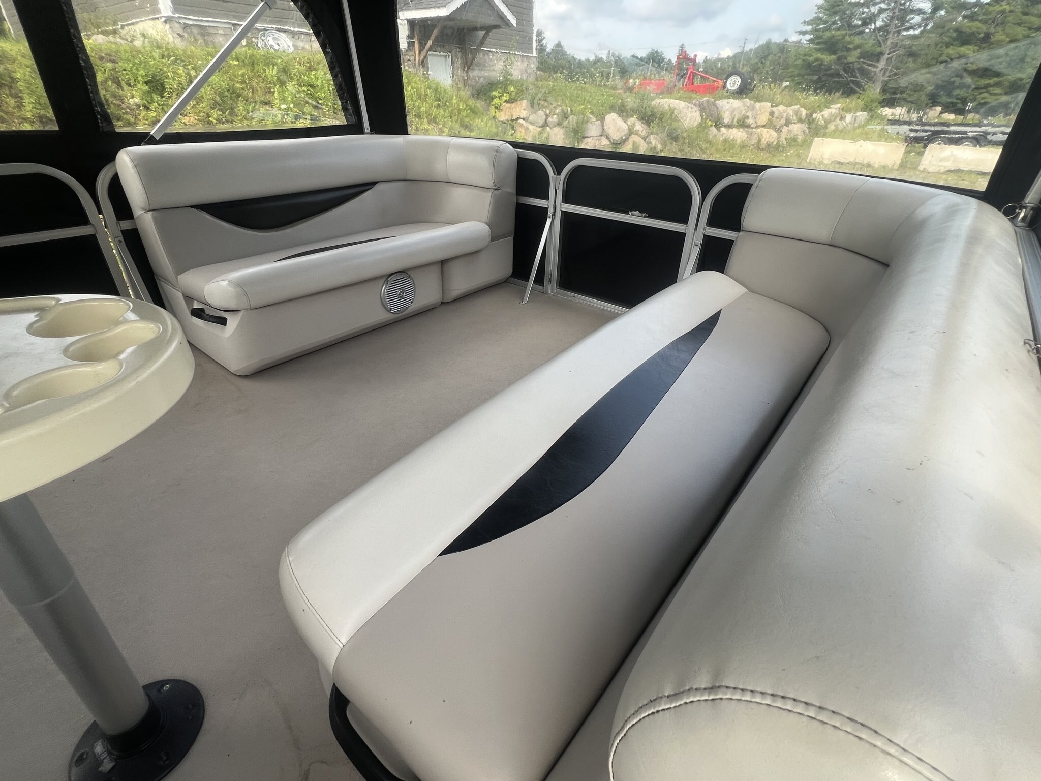 Ponton Princecraft Vectra 21 L 2011 Noir / Beige Moteur Mercury 60hp, Toit Campeur, Plancher Vinyle, Tables, Sonar & Système Audio!
