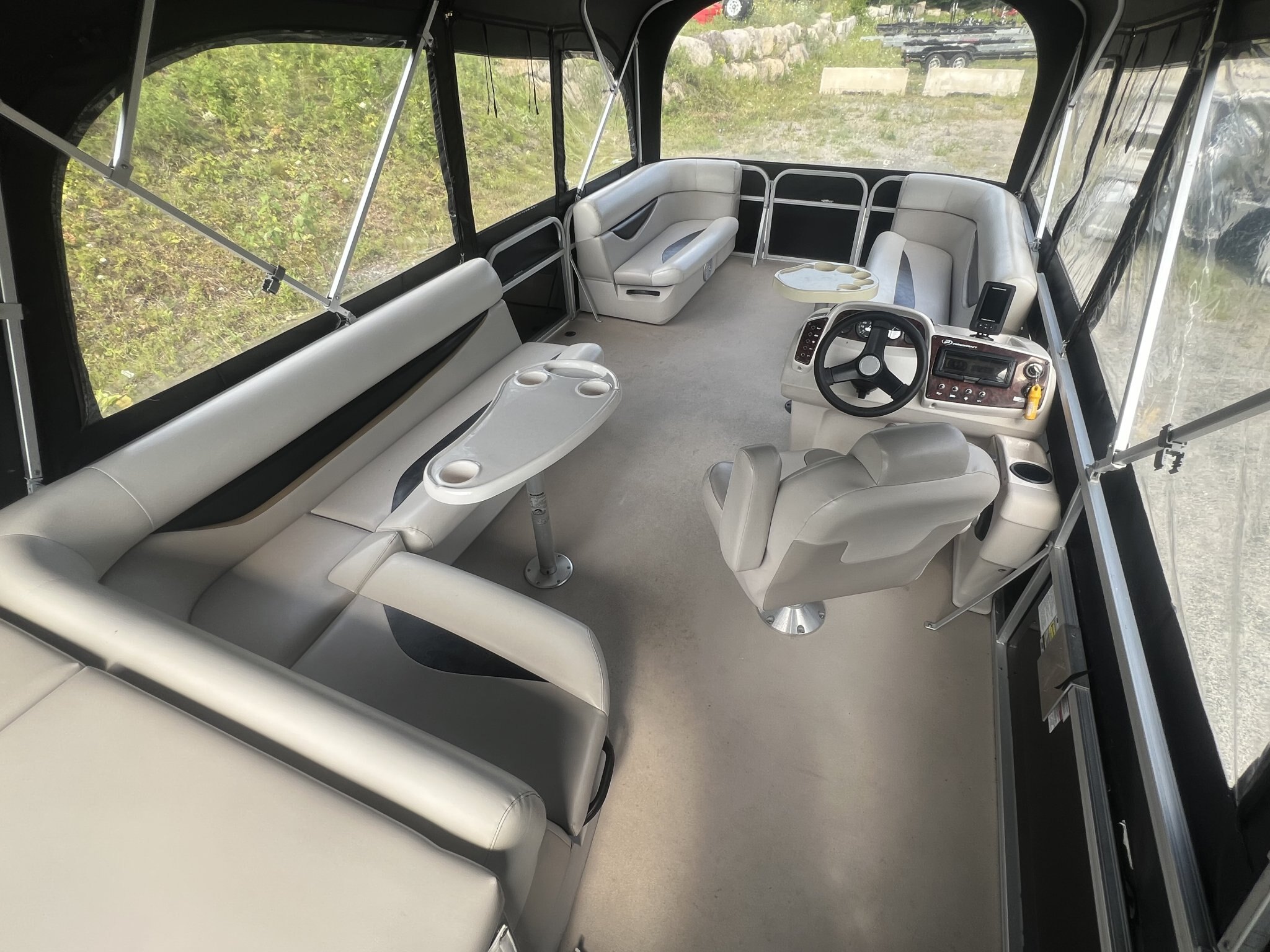 Ponton Princecraft Vectra 21 L 2011 Noir / Beige Moteur Mercury 60hp, Toit Campeur, Plancher Vinyle, Tables, Sonar & Système Audio!