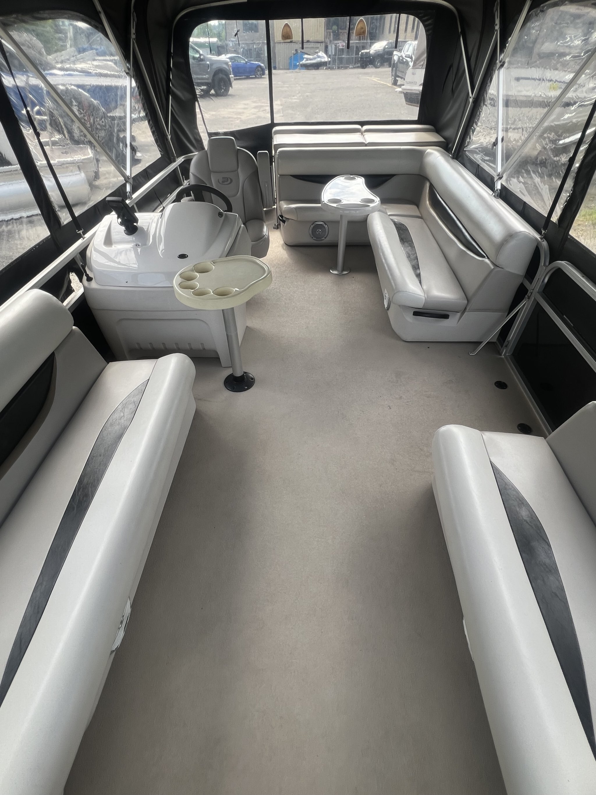 Ponton Princecraft Vectra 21 L 2011 Noir / Beige Moteur Mercury 60hp, Toit Campeur, Plancher Vinyle, Tables, Sonar & Système Audio!