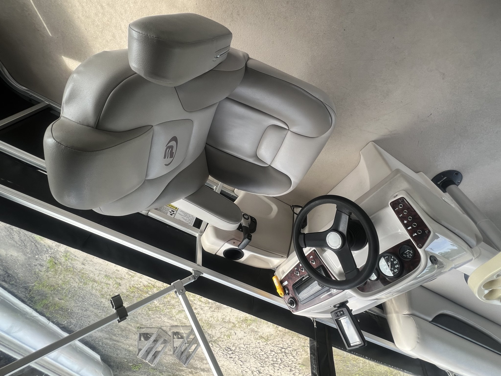 Ponton Princecraft Vectra 21 L 2011 Noir / Beige Moteur Mercury 60hp, Toit Campeur, Plancher Vinyle, Tables, Sonar & Système Audio!