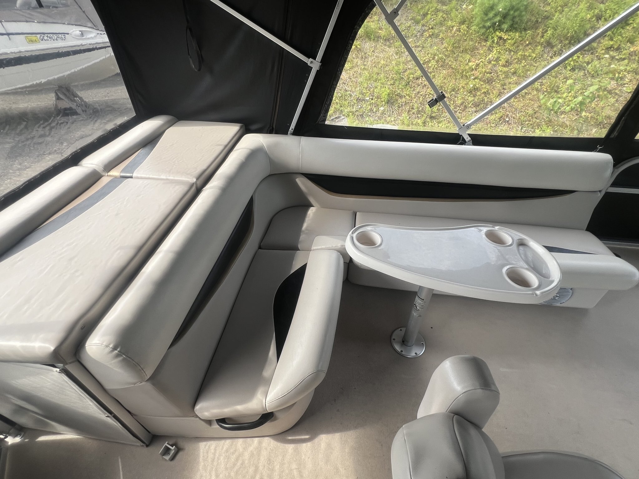 Ponton Princecraft Vectra 21 L 2011 Noir / Beige Moteur Mercury 60hp, Toit Campeur, Plancher Vinyle, Tables, Sonar & Système Audio!