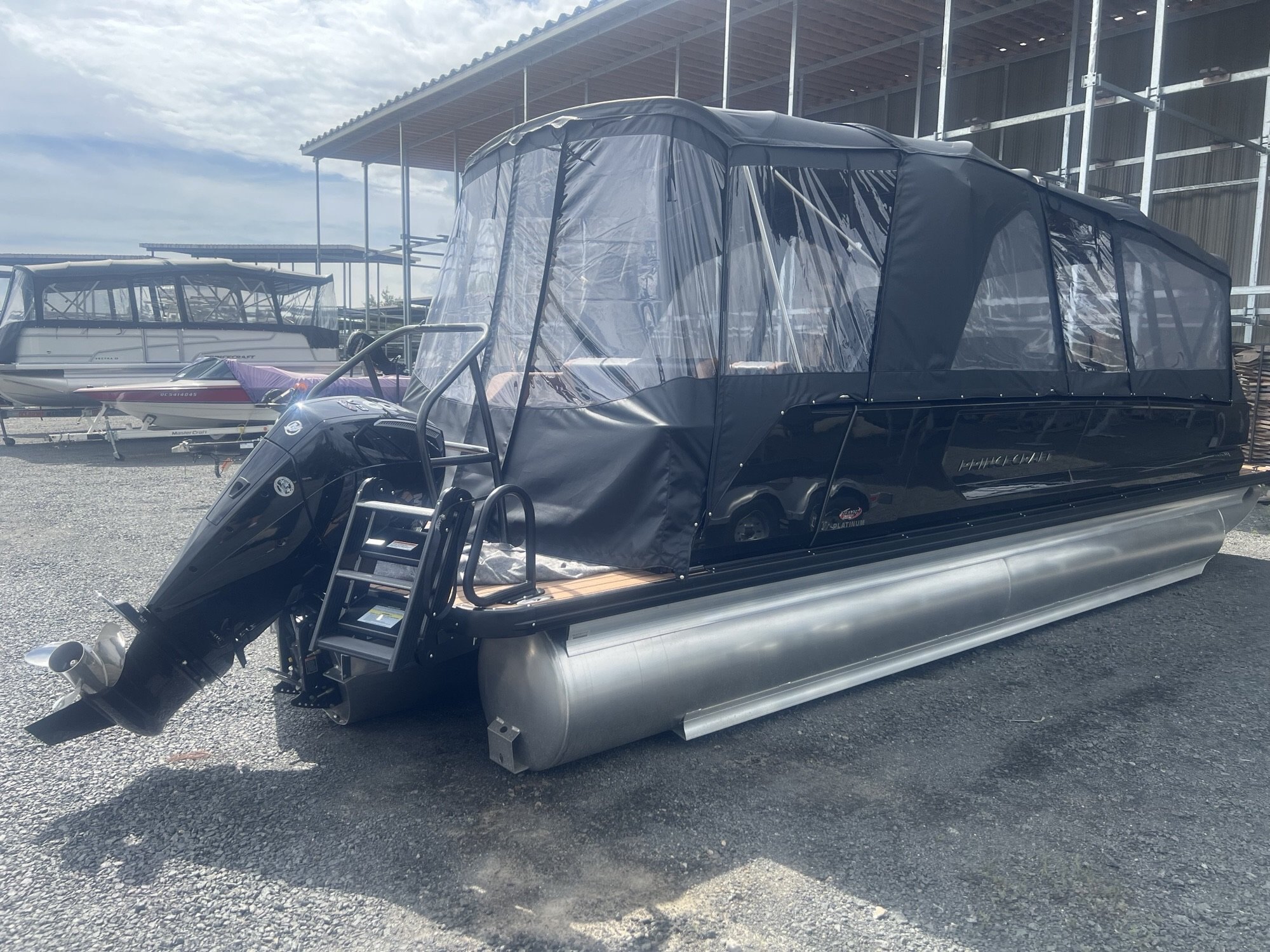 Ponton Princecraft Vogue 25RL 2026 Noir sur Tan, Moteur Mercury 300HP, Toit Campeur, Tour Wake, Système Audio Deluxe!