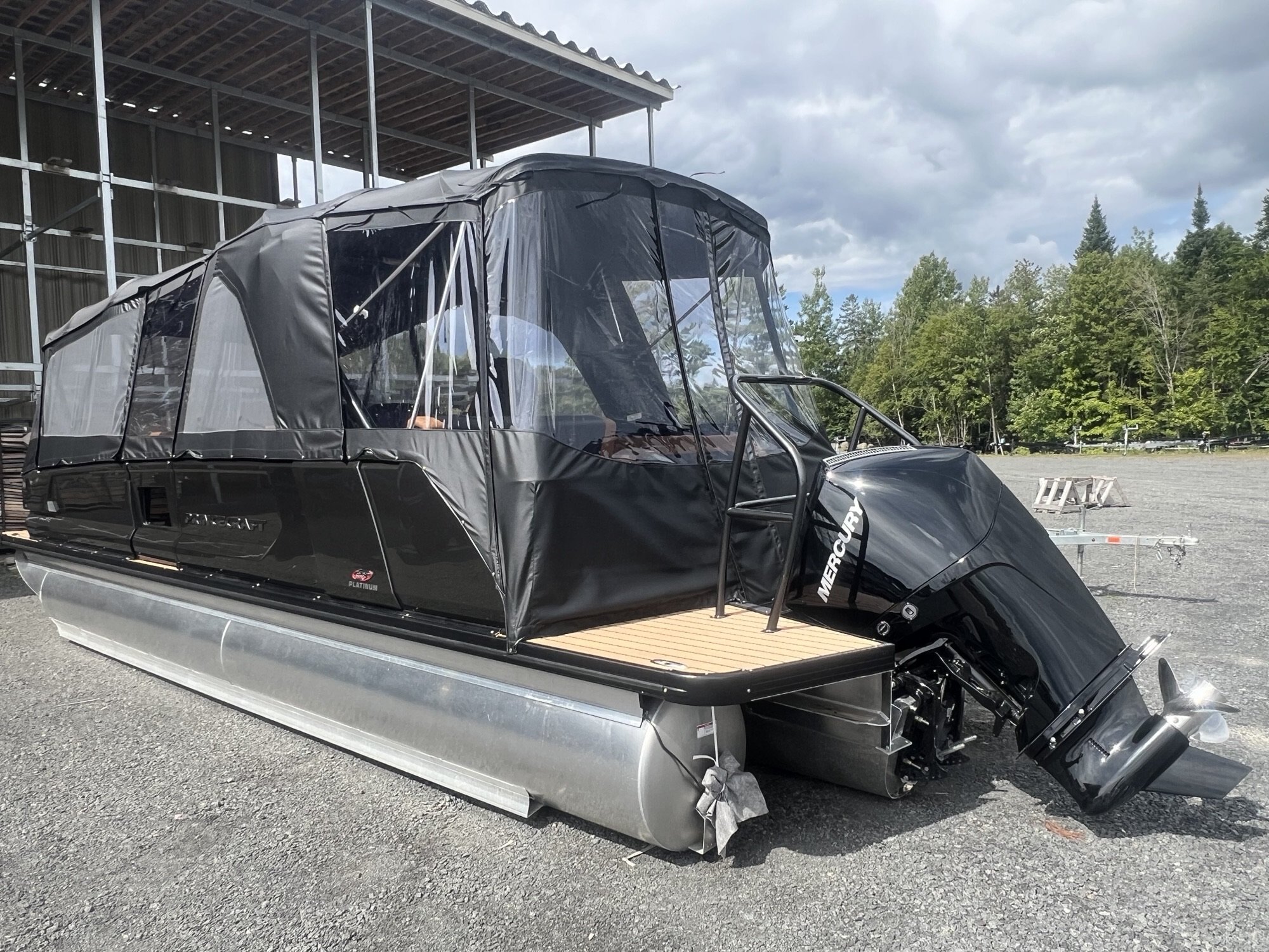 Ponton Princecraft Vogue 25RL 2026 Noir sur Tan, Moteur Mercury 300HP, Toit Campeur, Tour Wake, Système Audio Deluxe!