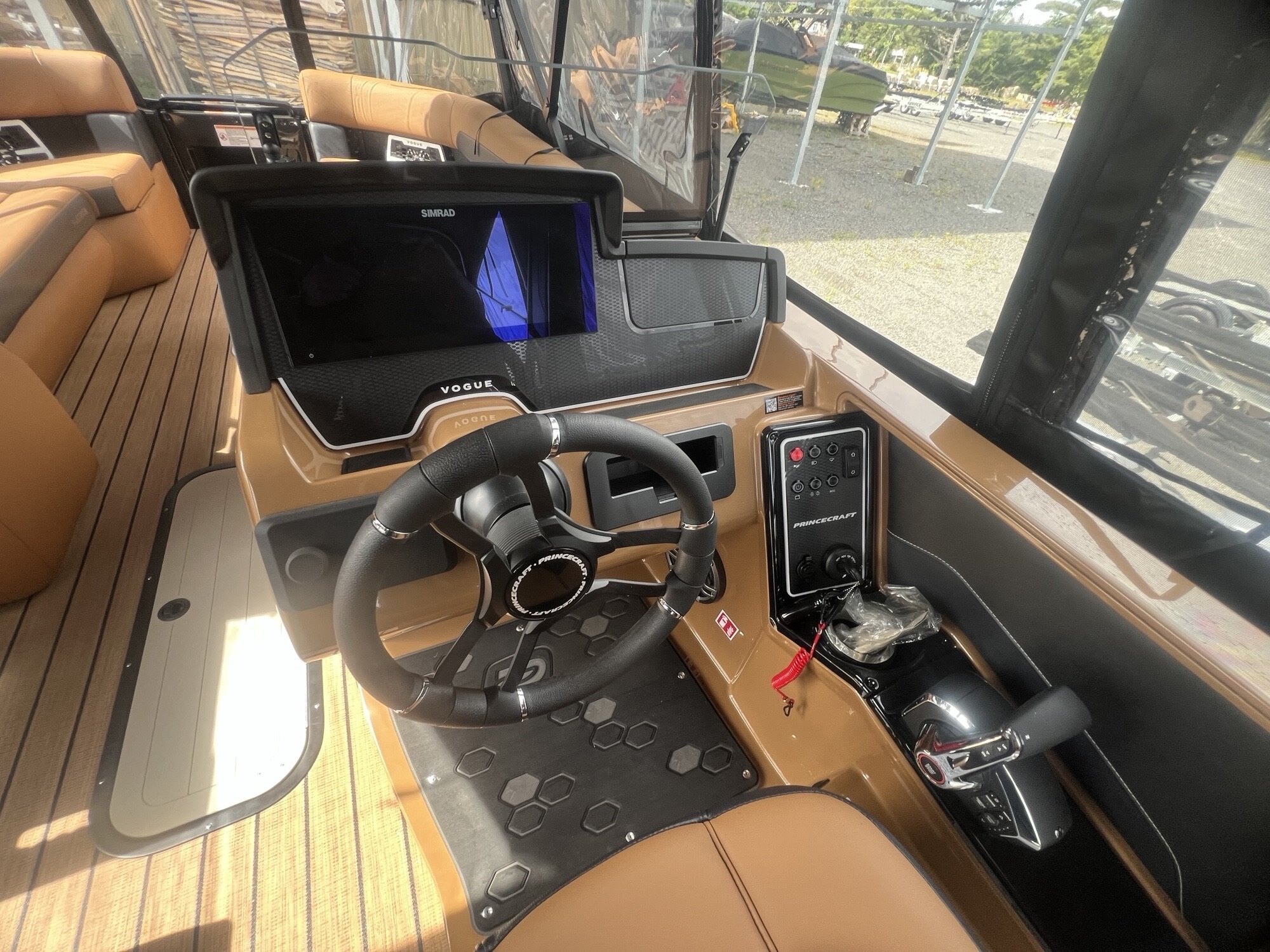 Ponton Princecraft Vogue 25RL 2026 Noir sur Tan, Moteur Mercury 300HP, Toit Campeur, Tour Wake, Système Audio Deluxe!