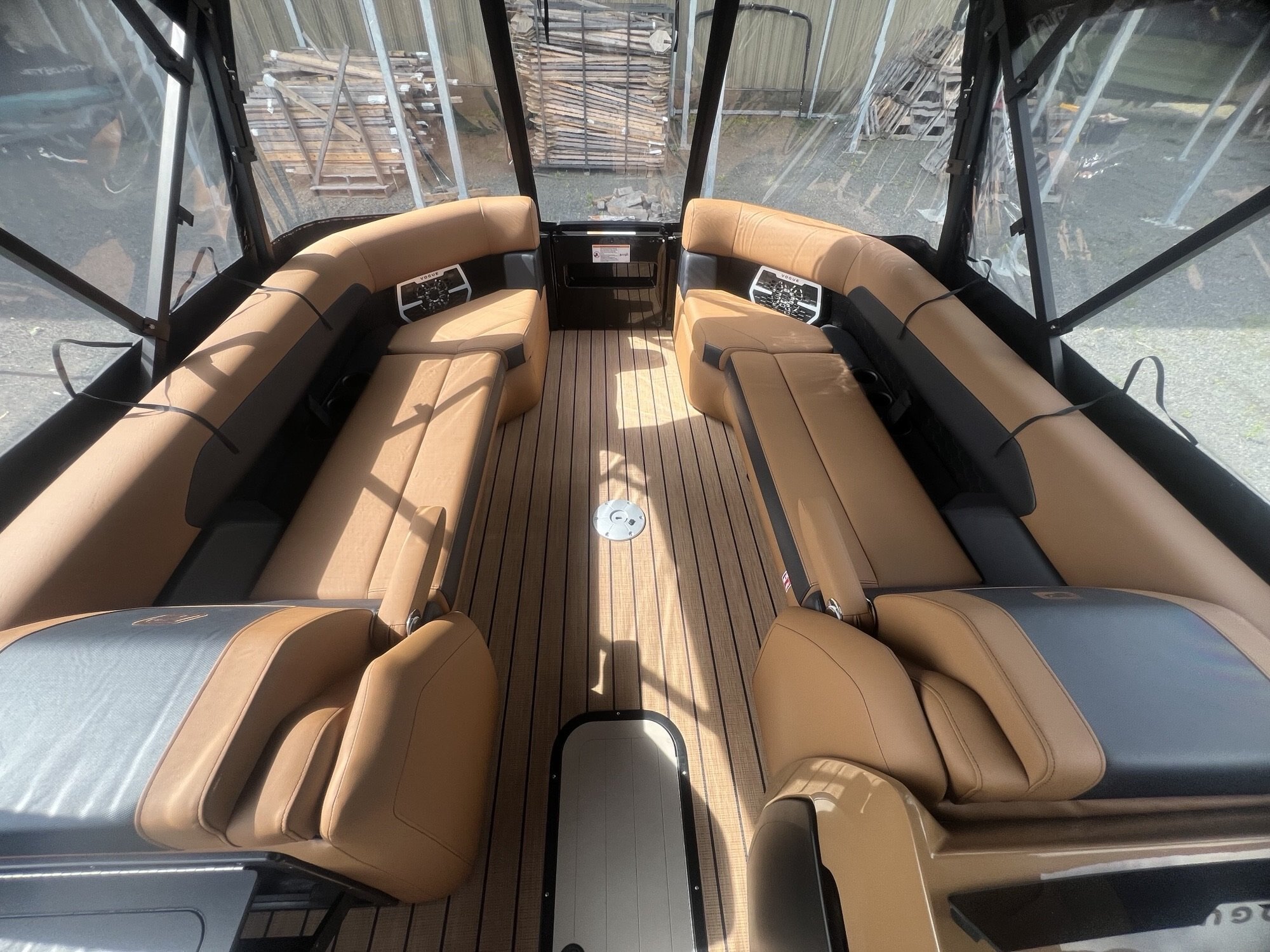 Ponton Princecraft Vogue 25RL 2026 Noir sur Tan, Moteur Mercury 300HP, Toit Campeur, Tour Wake, Système Audio Deluxe!