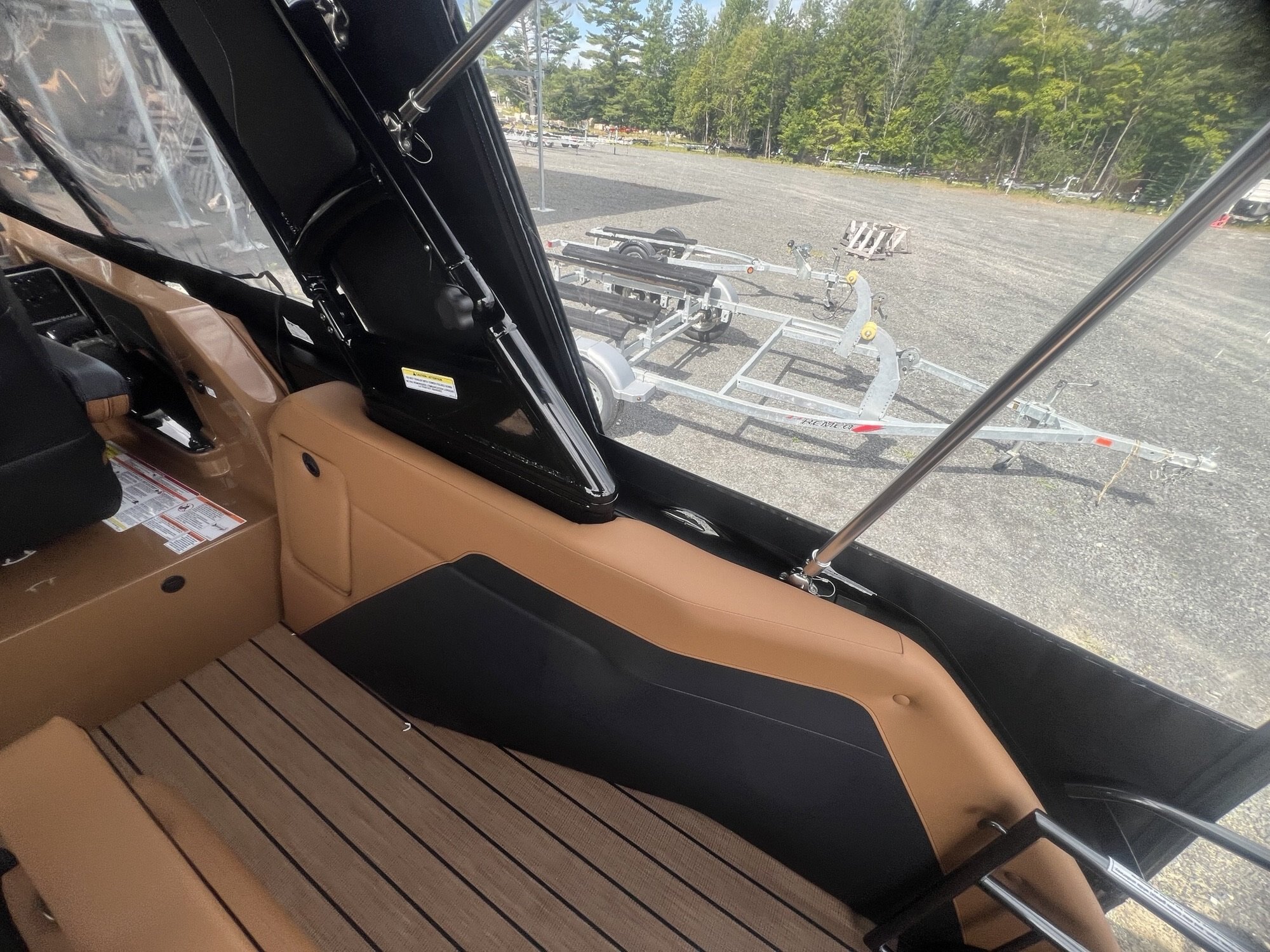 Ponton Princecraft Vogue 25RL 2026 Noir sur Tan, Moteur Mercury 300HP, Toit Campeur, Tour Wake, Système Audio Deluxe!