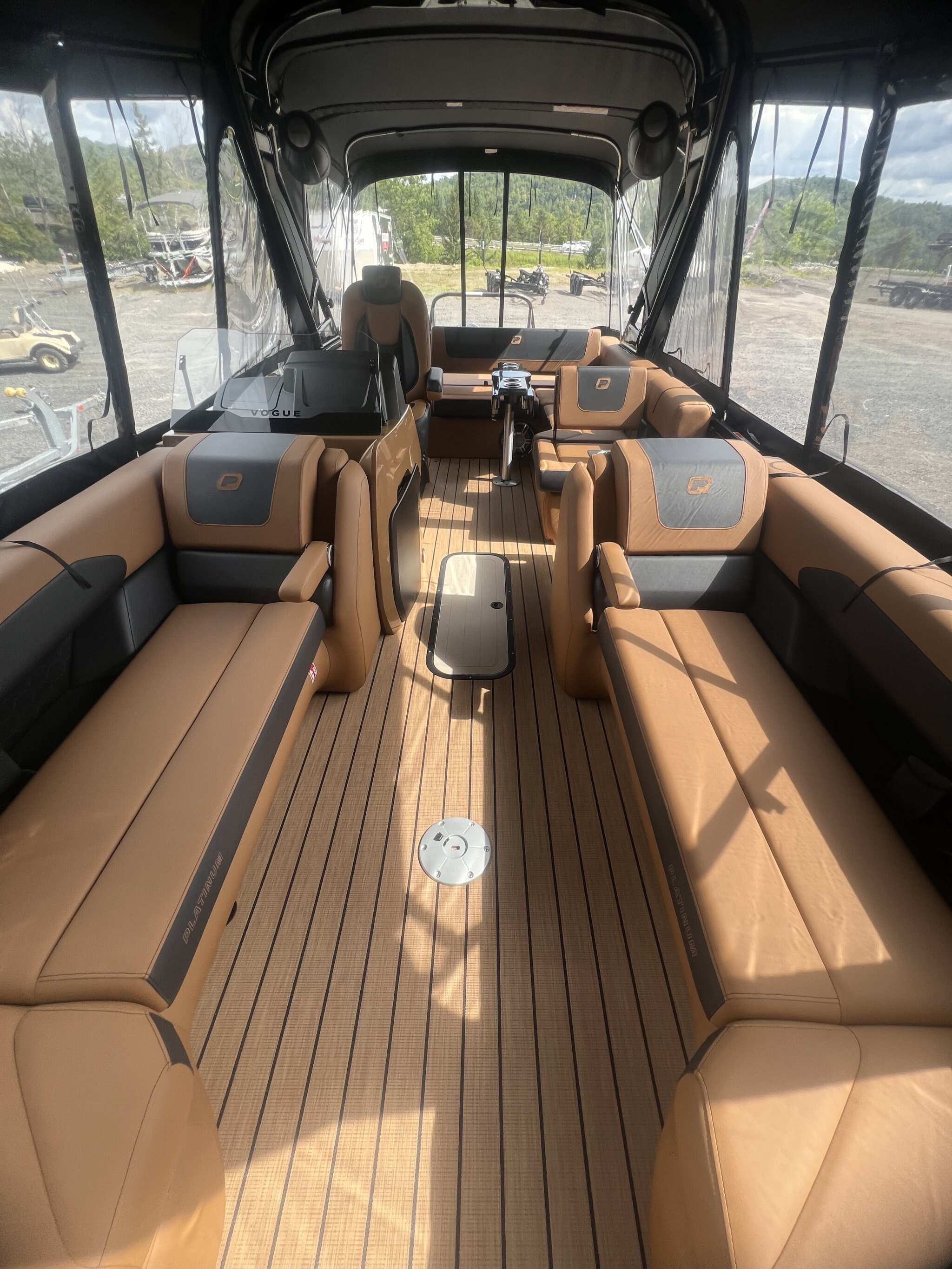 Ponton Princecraft Vogue 25RL 2026 Noir sur Tan, Moteur Mercury 300HP, Toit Campeur, Tour Wake, Système Audio Deluxe!