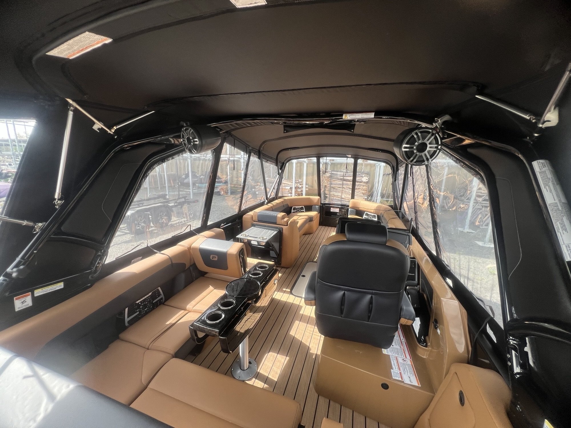 Ponton Princecraft Vogue 25RL 2026 Noir sur Tan, Moteur Mercury 300HP, Toit Campeur, Tour Wake, Système Audio Deluxe!