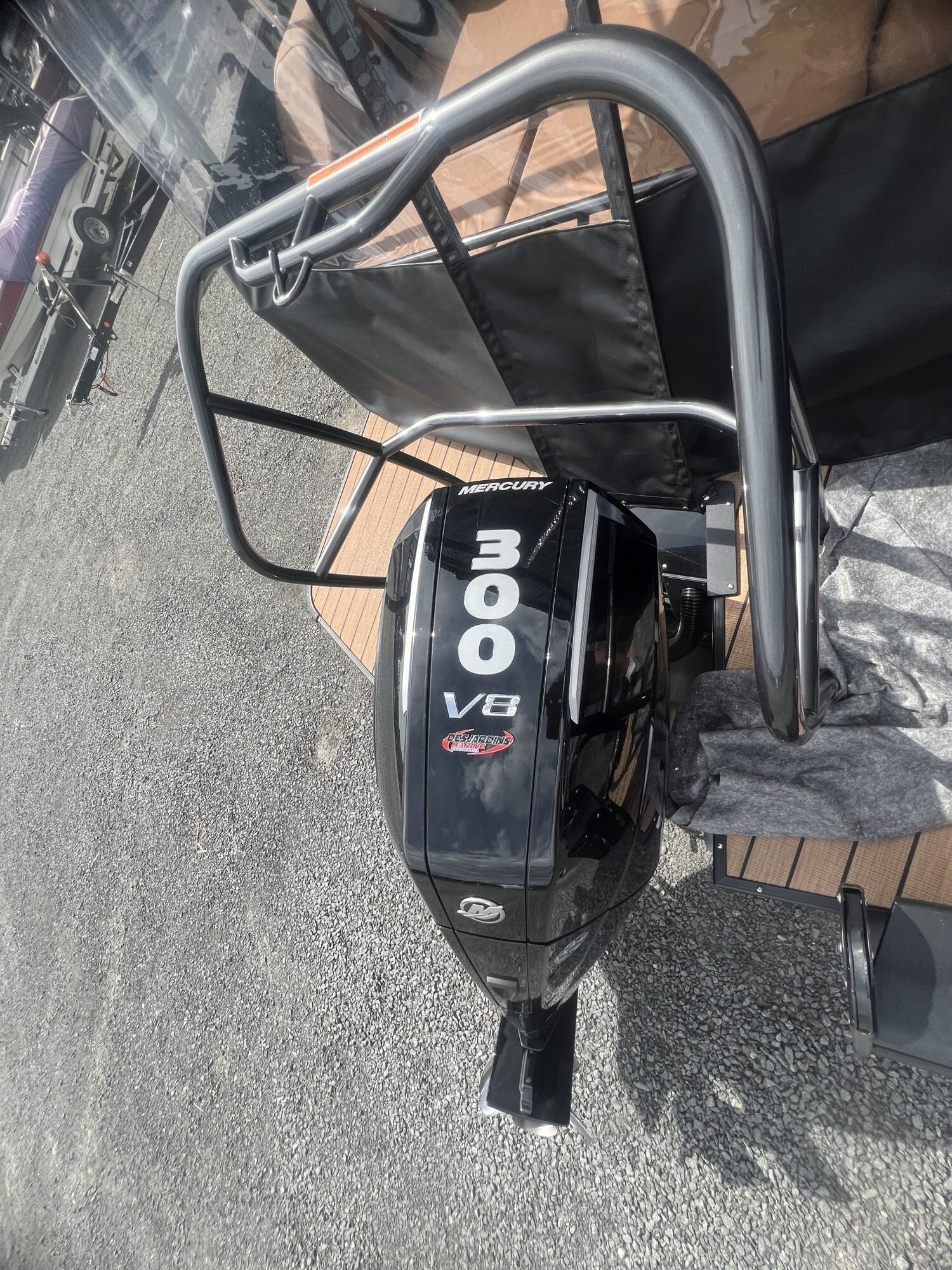Ponton Princecraft Vogue 25RL 2026 Noir sur Tan, Moteur Mercury 300HP, Toit Campeur, Tour Wake, Système Audio Deluxe!
