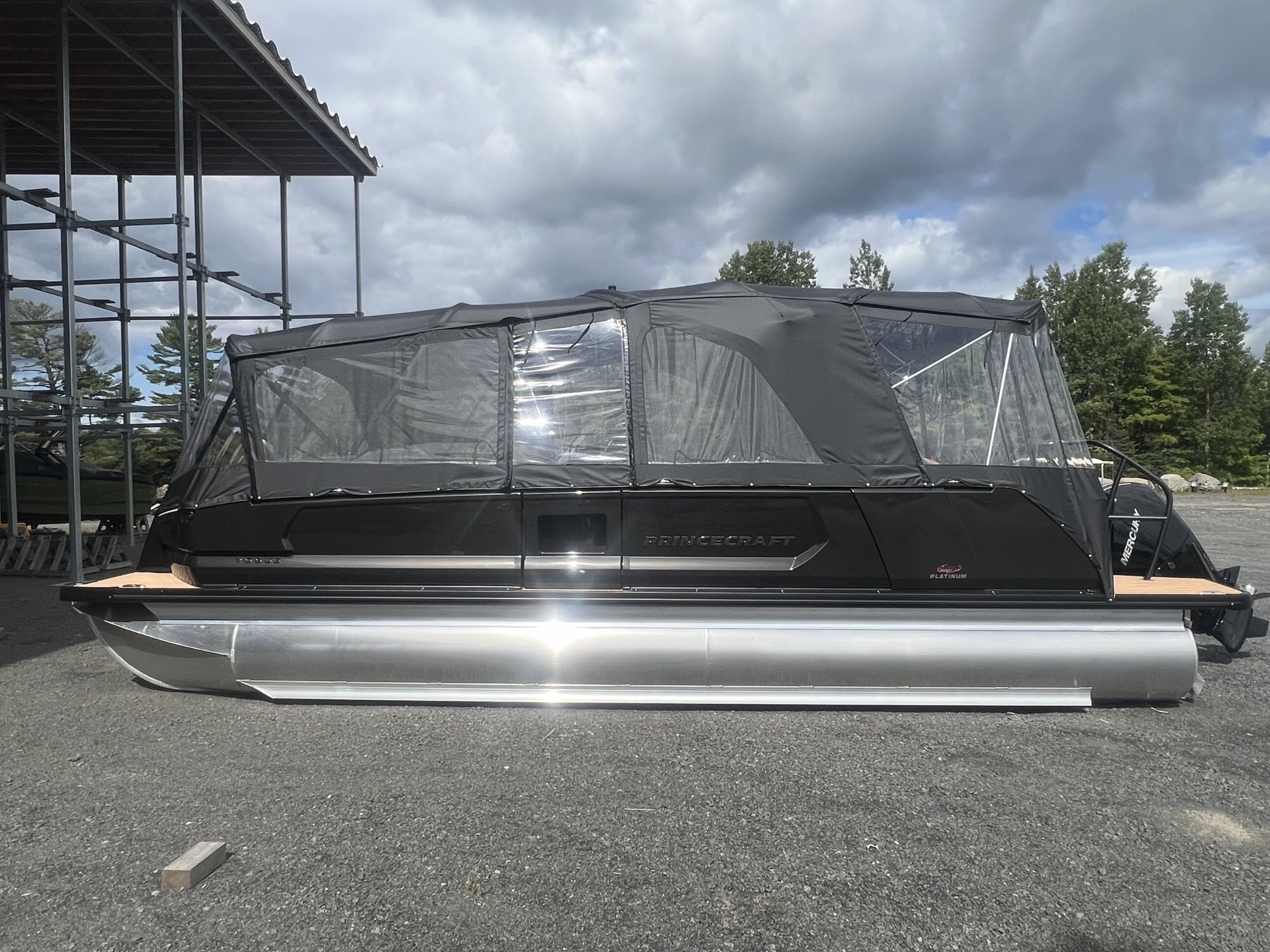 Ponton Princecraft Vogue 25RL 2026 Noir sur Tan, Moteur Mercury 300HP, Toit Campeur, Tour Wake, Système Audio Deluxe!