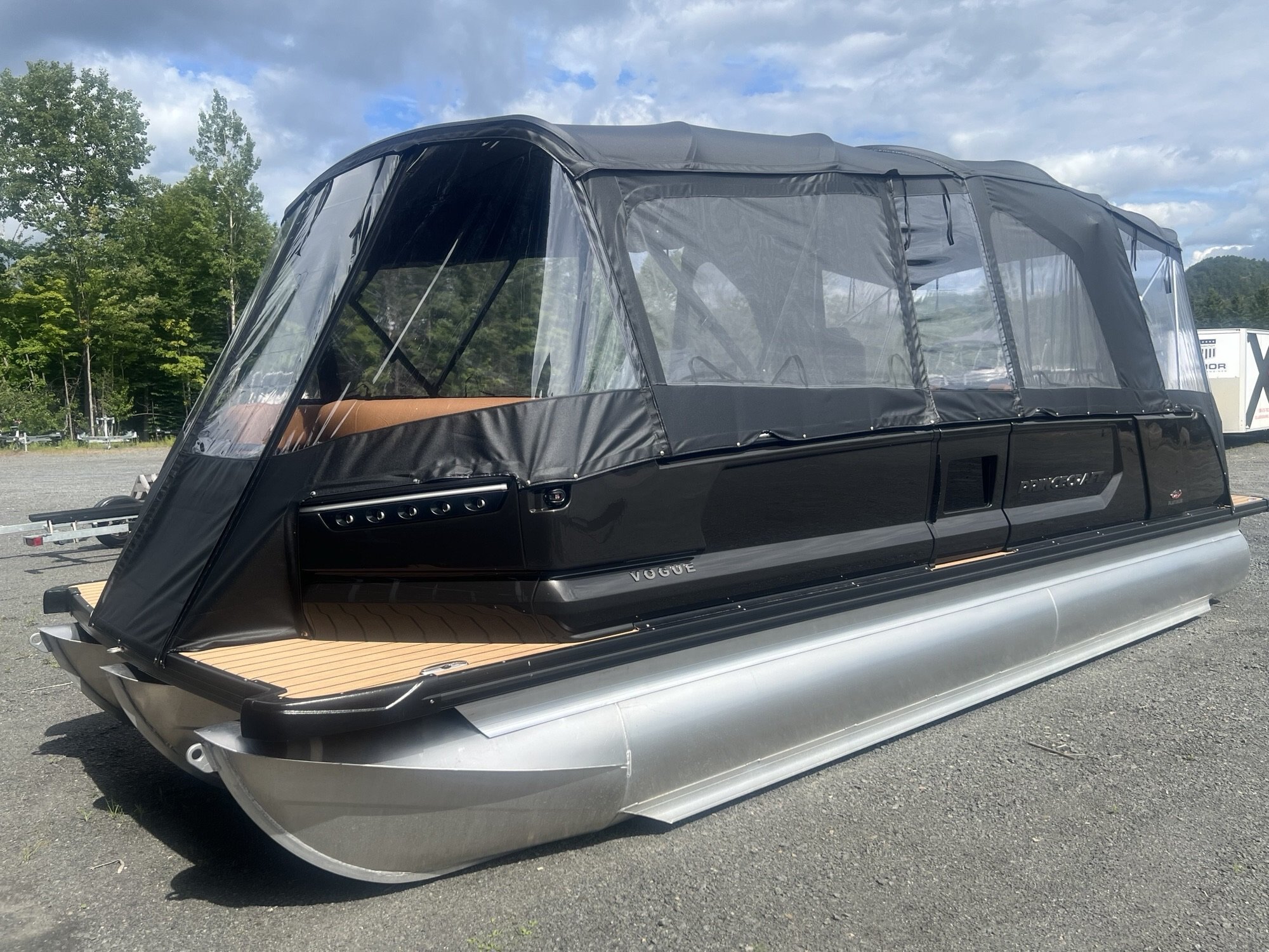 Ponton Princecraft Vogue 25RL 2026 Noir sur Tan, Moteur Mercury 300HP, Toit Campeur, Tour Wake, Système Audio Deluxe!