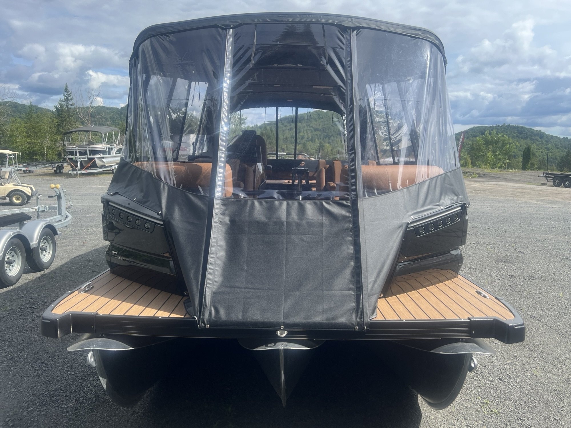 Ponton Princecraft Vogue 25RL 2026 Noir sur Tan, Moteur Mercury 300HP, Toit Campeur, Tour Wake, Système Audio Deluxe!