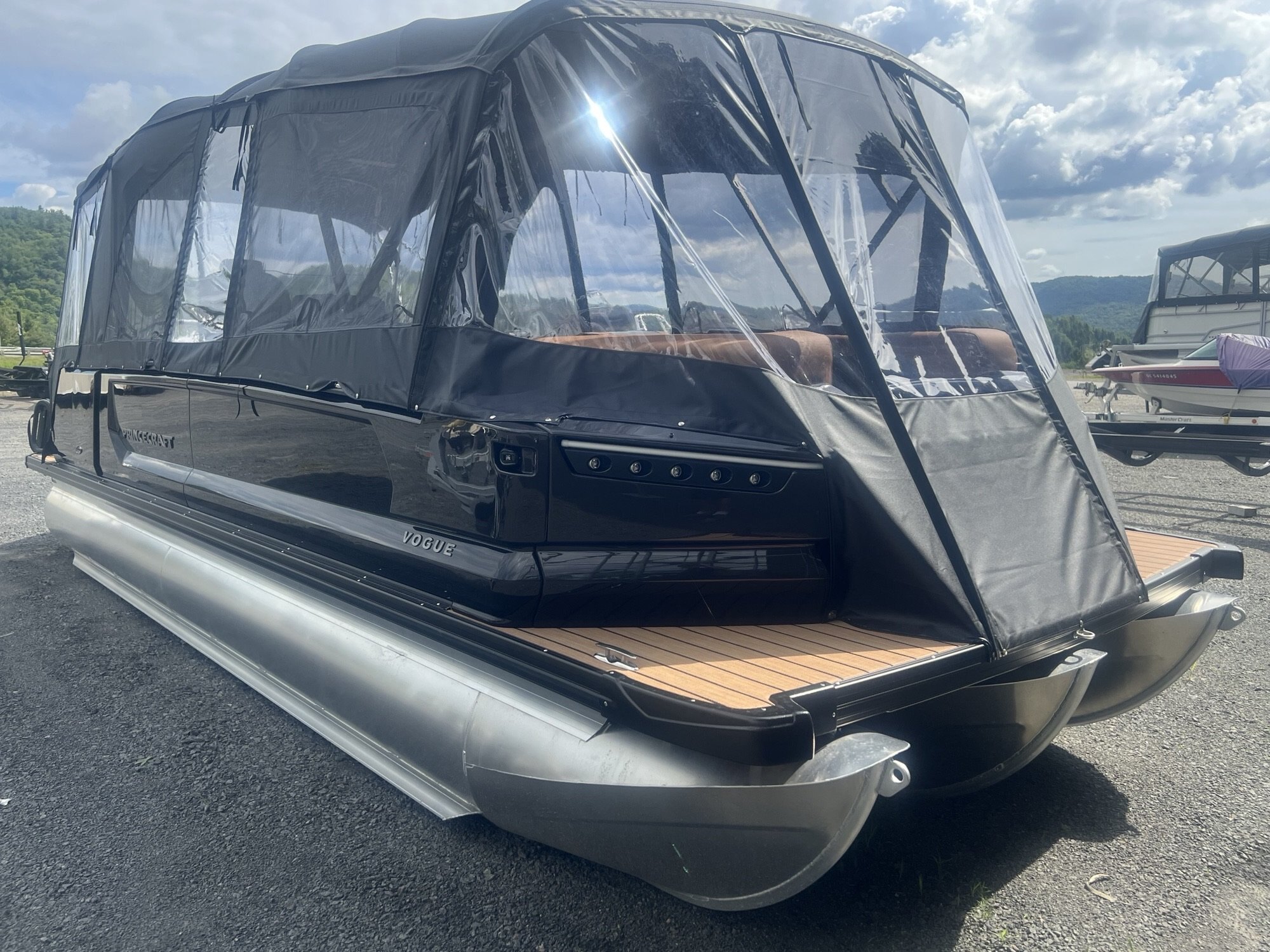 Ponton Princecraft Vogue 25RL 2026 Noir sur Tan, Moteur Mercury 300HP, Toit Campeur, Tour Wake, Système Audio Deluxe!
