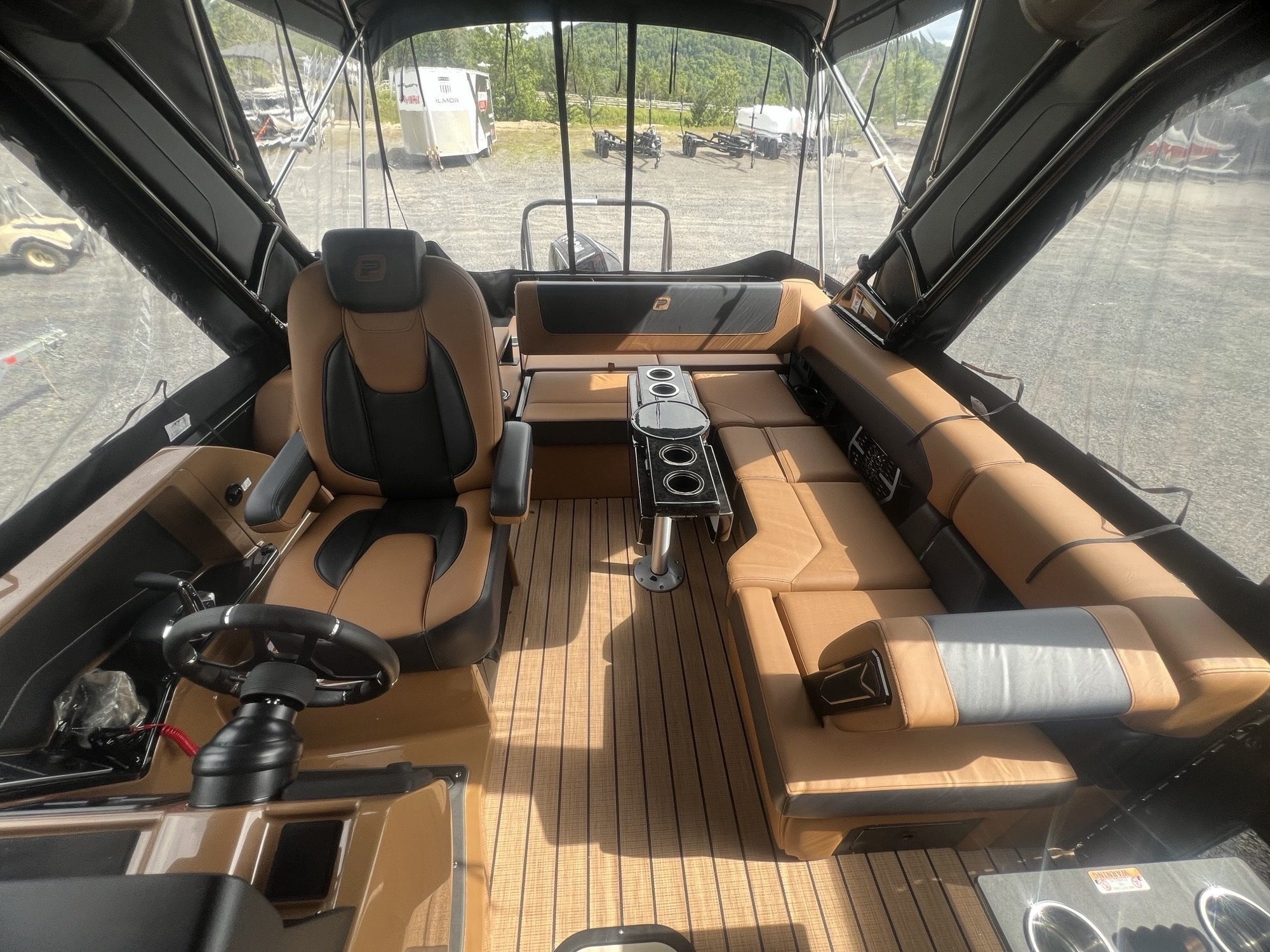 Ponton Princecraft Vogue 25RL 2026 Noir sur Tan, Moteur Mercury 300HP, Toit Campeur, Tour Wake, Système Audio Deluxe!