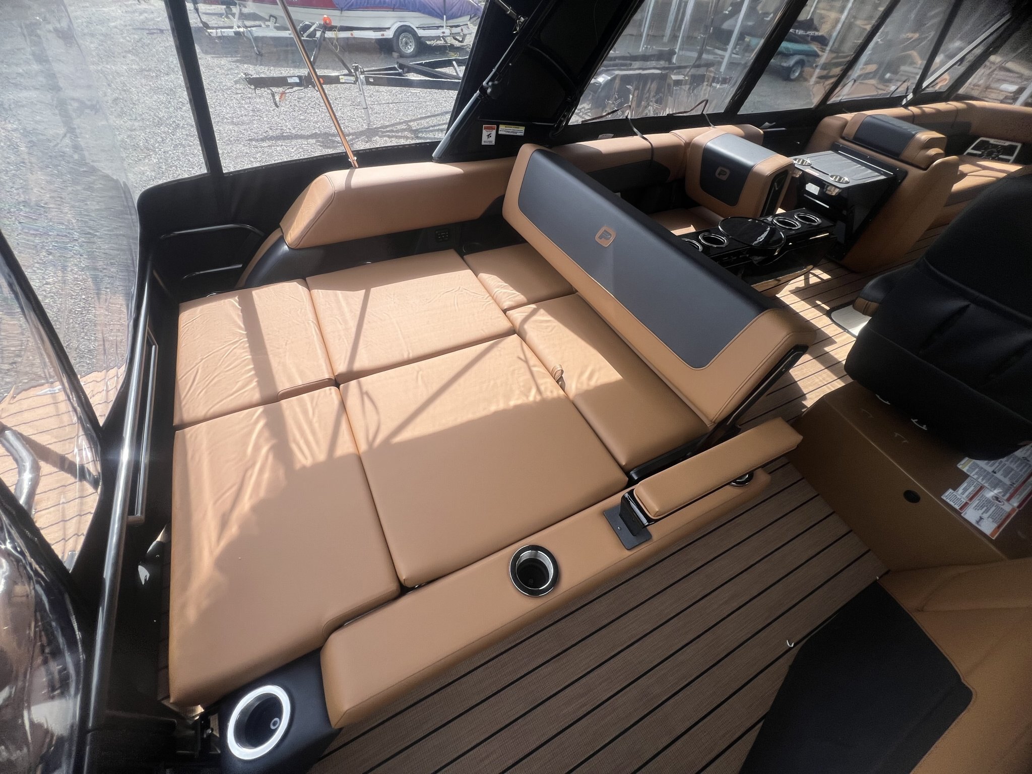 Ponton Princecraft Vogue 25RL 2026 Noir sur Tan, Moteur Mercury 300HP, Toit Campeur, Tour Wake, Système Audio Deluxe!