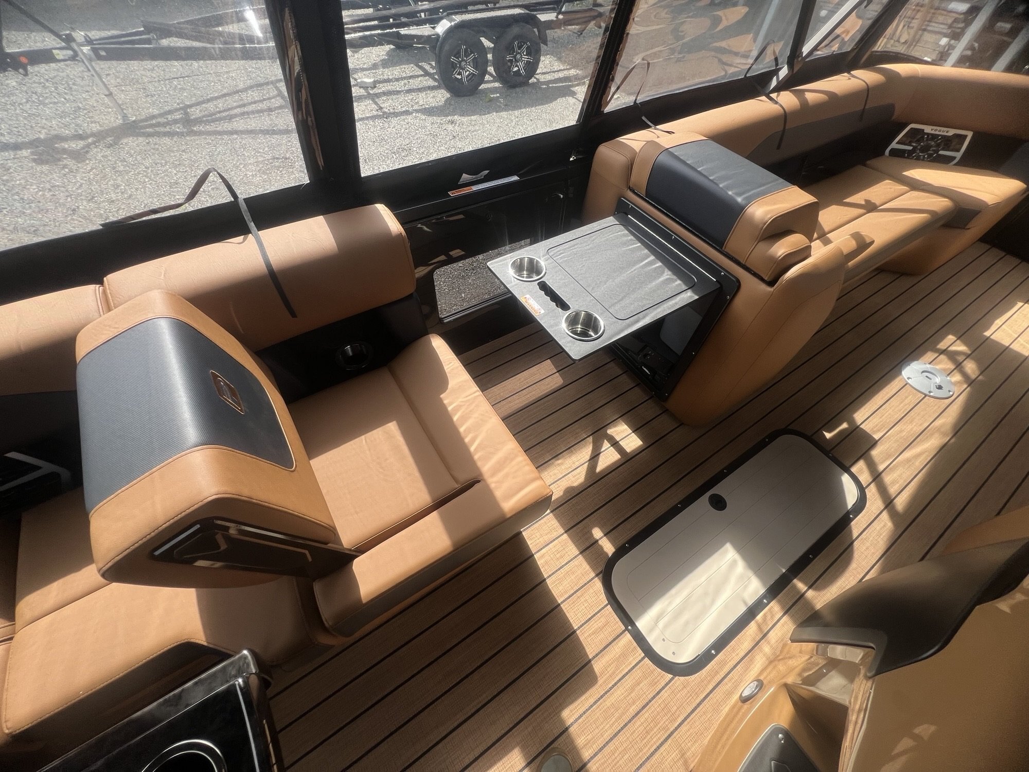 Ponton Princecraft Vogue 25RL 2026 Noir sur Tan, Moteur Mercury 300HP, Toit Campeur, Tour Wake, Système Audio Deluxe!
