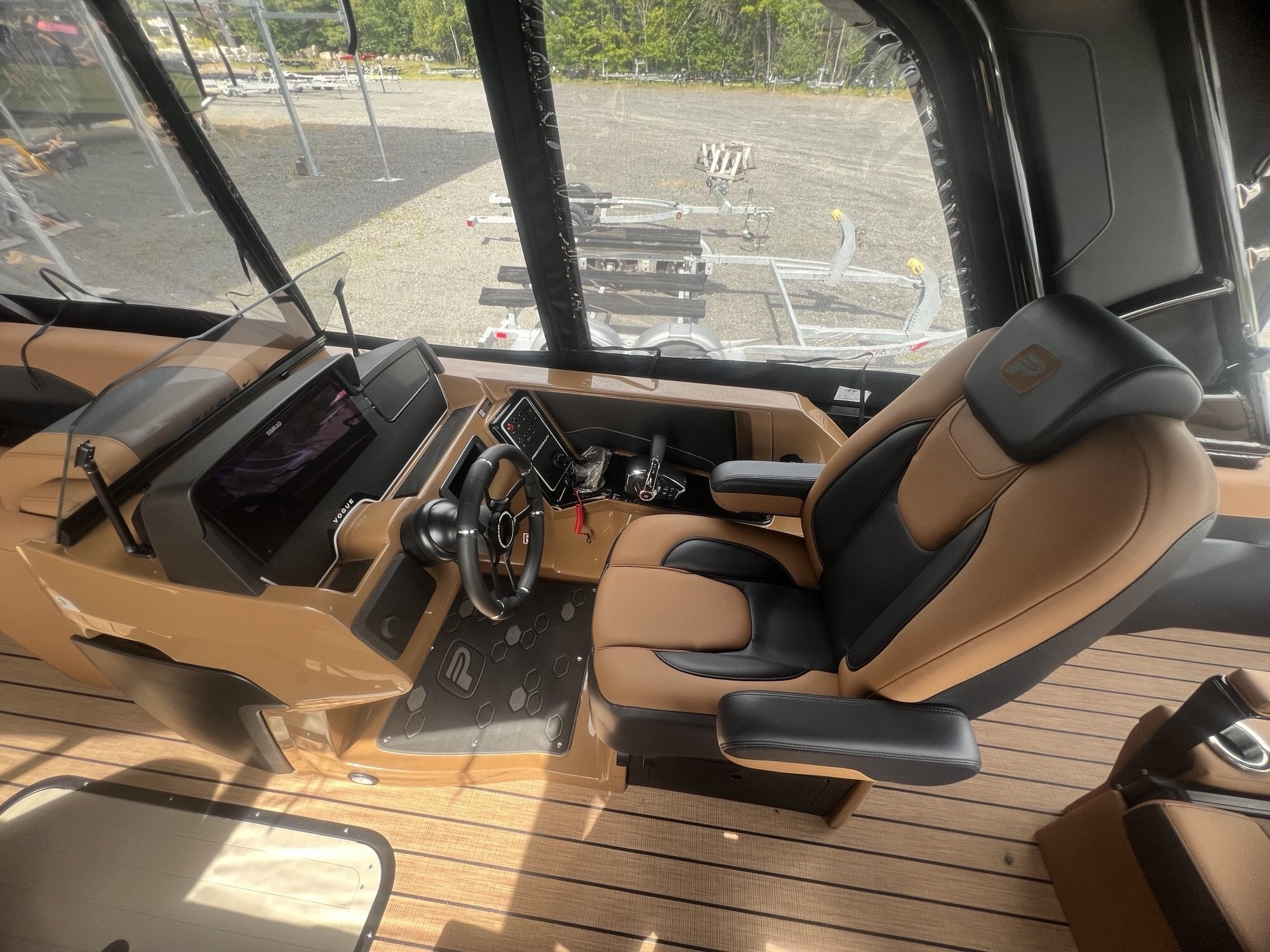Ponton Princecraft Vogue 25RL 2026 Noir sur Tan, Moteur Mercury 300HP, Toit Campeur, Tour Wake, Système Audio Deluxe!