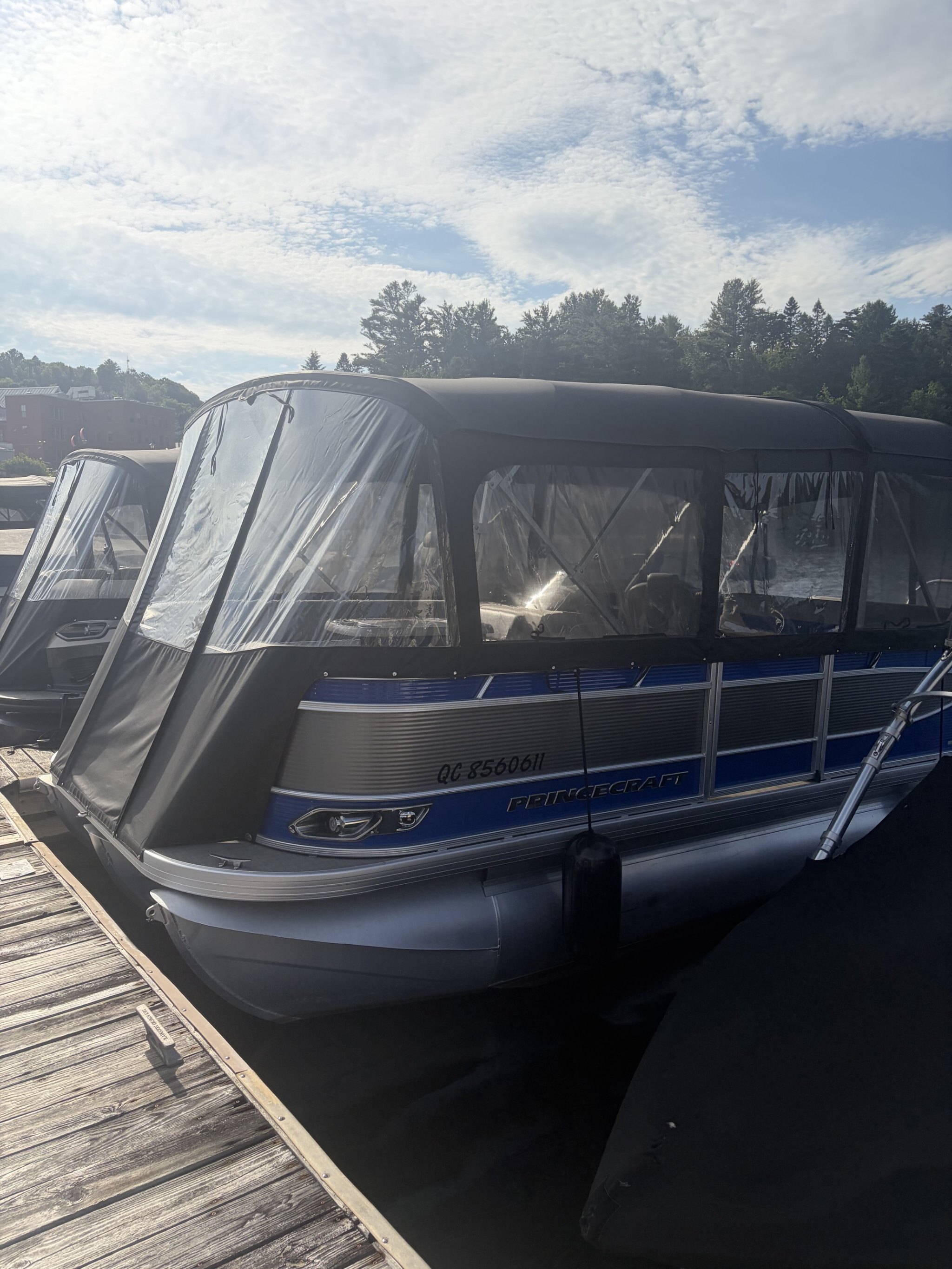Ponton Princecraft Vectra 23RL Sport 2022 Bleu & Gris, Moteur Mercury 150Hp, Toit Campeur, Table, Pole Ski, Système de Sons, Sonar & +