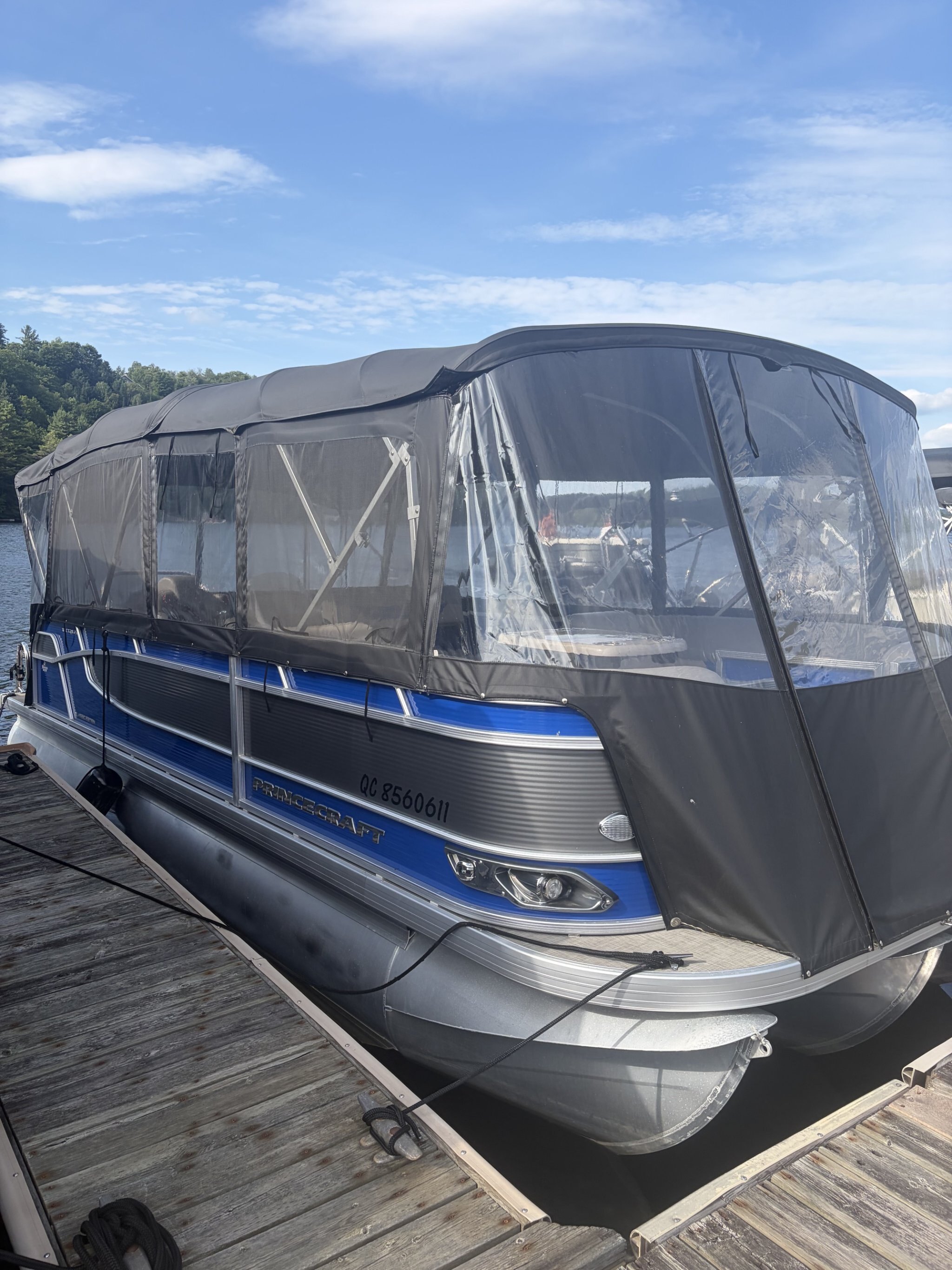 Ponton Princecraft Vectra 23RL Sport 2022 Bleu & Gris, Moteur Mercury 150Hp, Toit Campeur, Table, Pole Ski, Système de Sons, Sonar & +