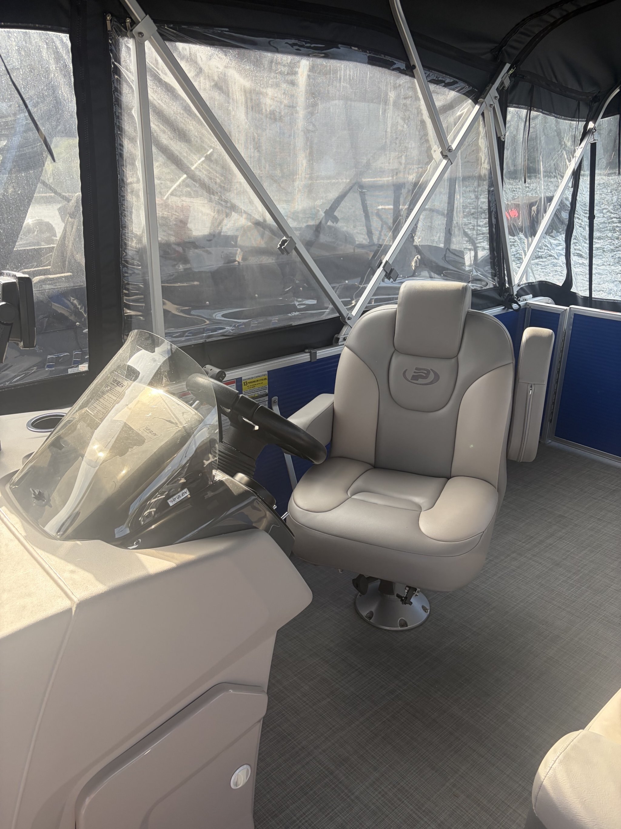 Ponton Princecraft Vectra 23RL Sport 2022 Bleu & Gris, Moteur Mercury 150Hp, Toit Campeur, Table, Pole Ski, Système de Sons, Sonar & +