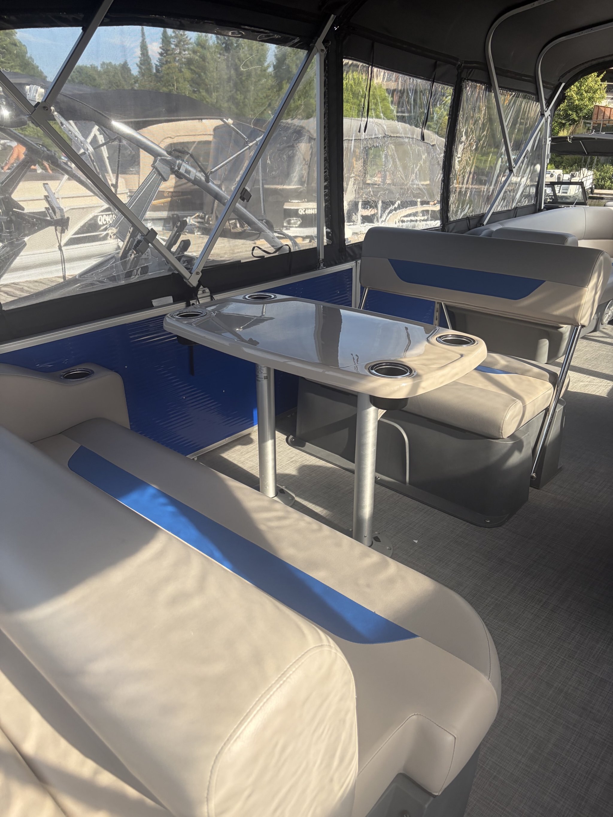 Ponton Princecraft Vectra 23RL Sport 2022 Bleu & Gris, Moteur Mercury 150Hp, Toit Campeur, Table, Pole Ski, Système de Sons, Sonar & +