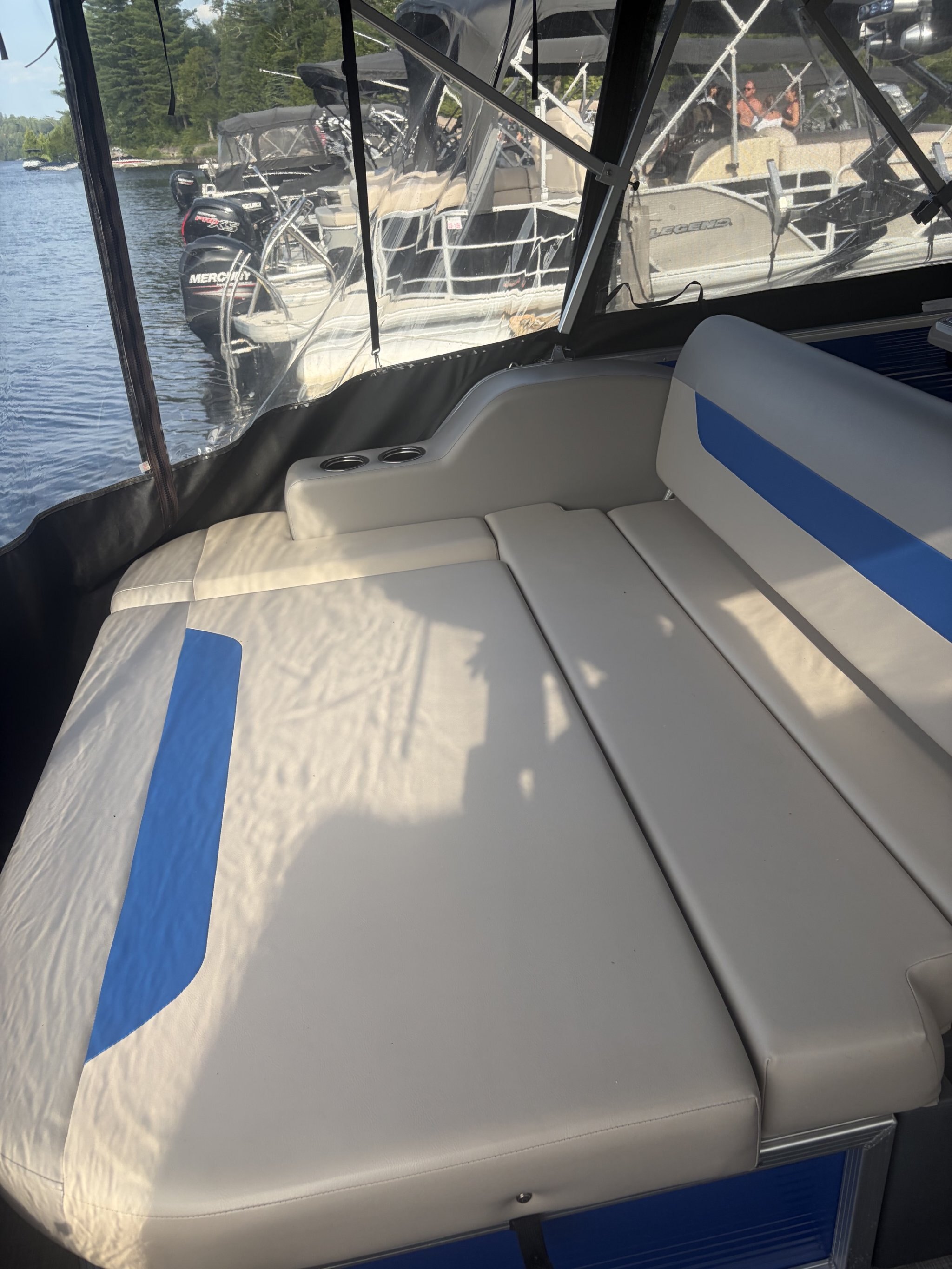 Ponton Princecraft Vectra 23RL Sport 2022 Bleu & Gris, Moteur Mercury 150Hp, Toit Campeur, Table, Pole Ski, Système de Sons, Sonar & +
