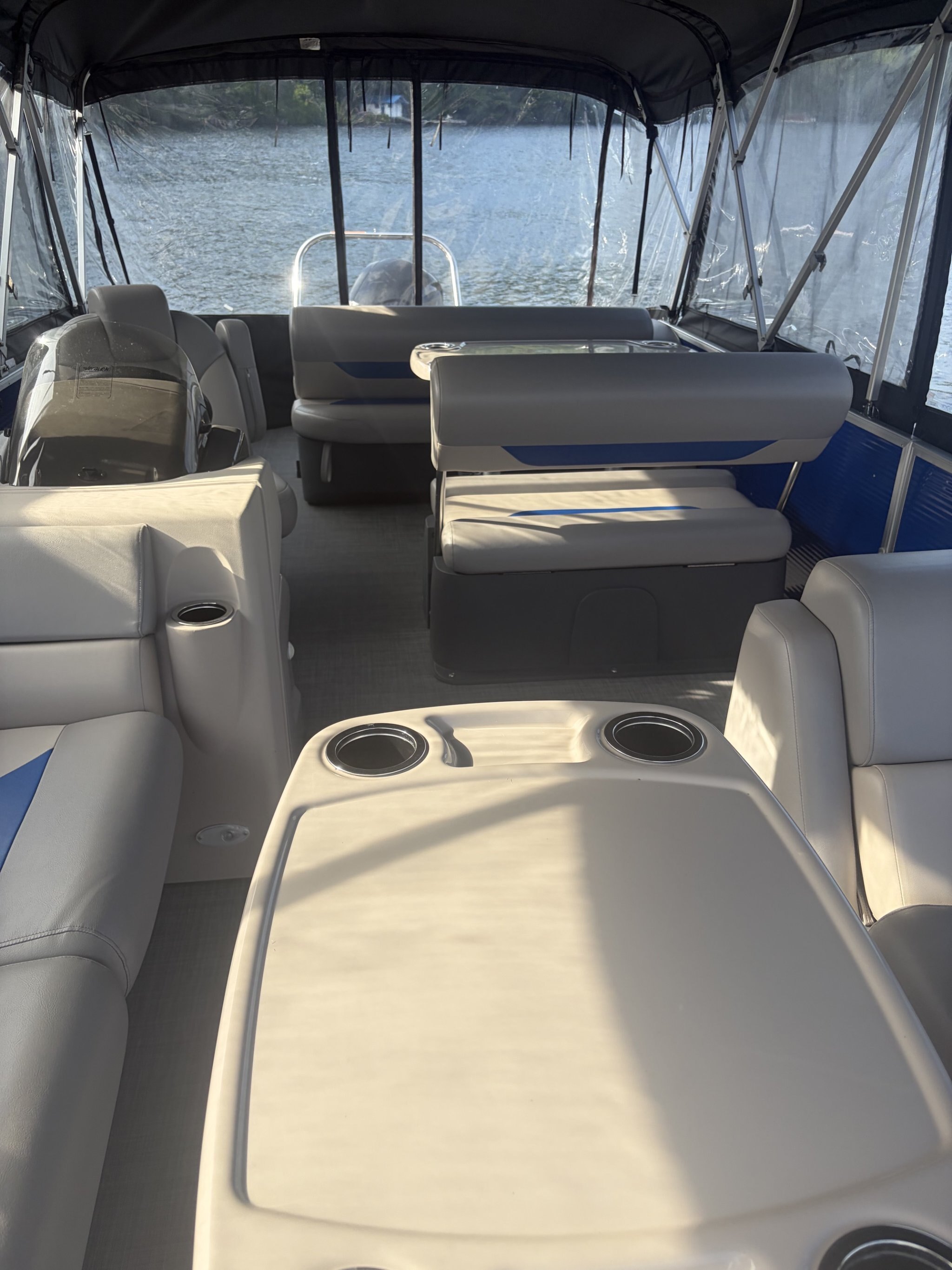 Ponton Princecraft Vectra 23RL Sport 2022 Bleu & Gris, Moteur Mercury 150Hp, Toit Campeur, Table, Pole Ski, Système de Sons, Sonar & +