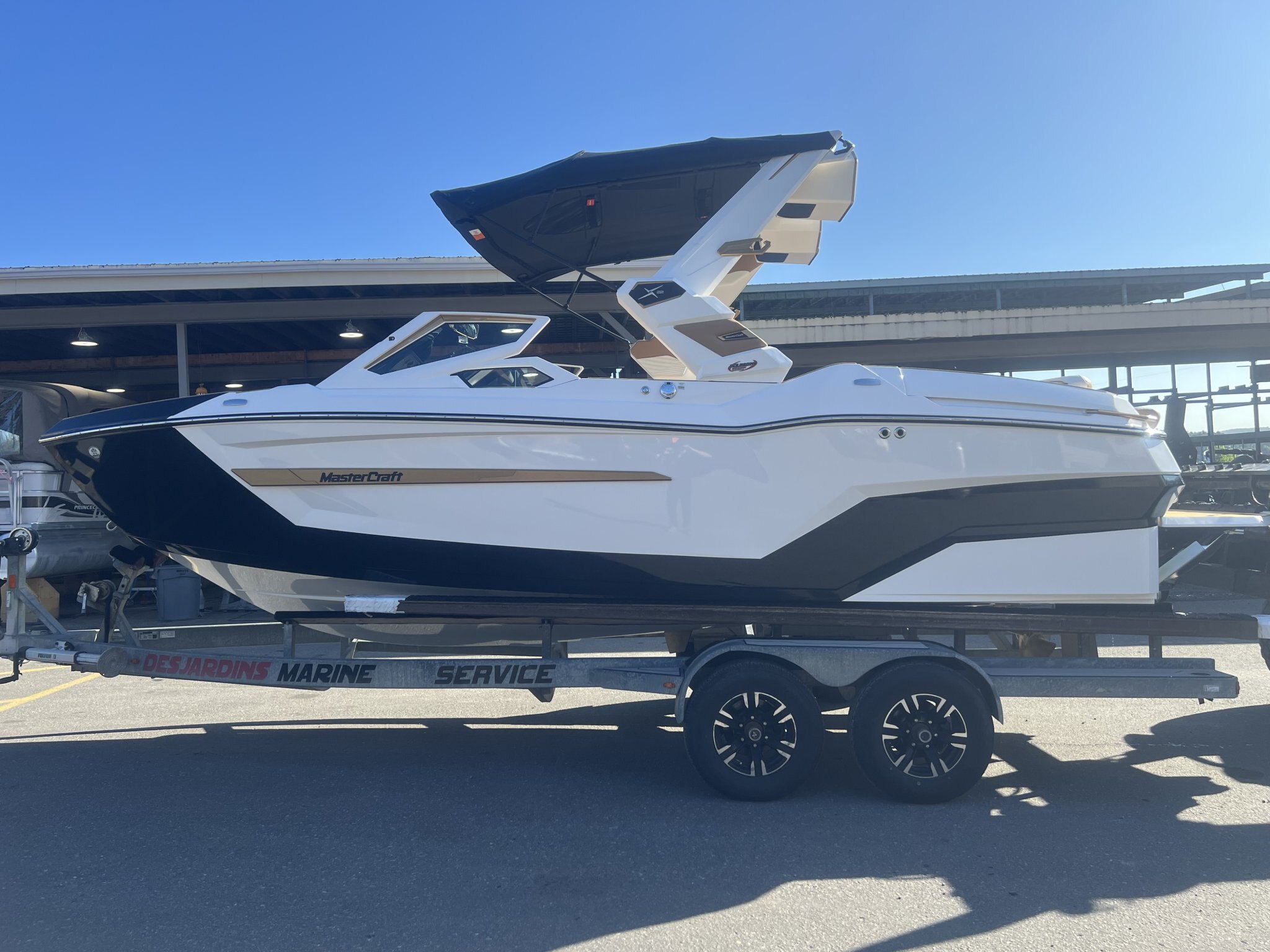 Bateau Mastercraft X22 2027 Blanc sur Tan, Moteur 5.3l 365hp, Surfstar, 5e Génération pour Wakesurf!
