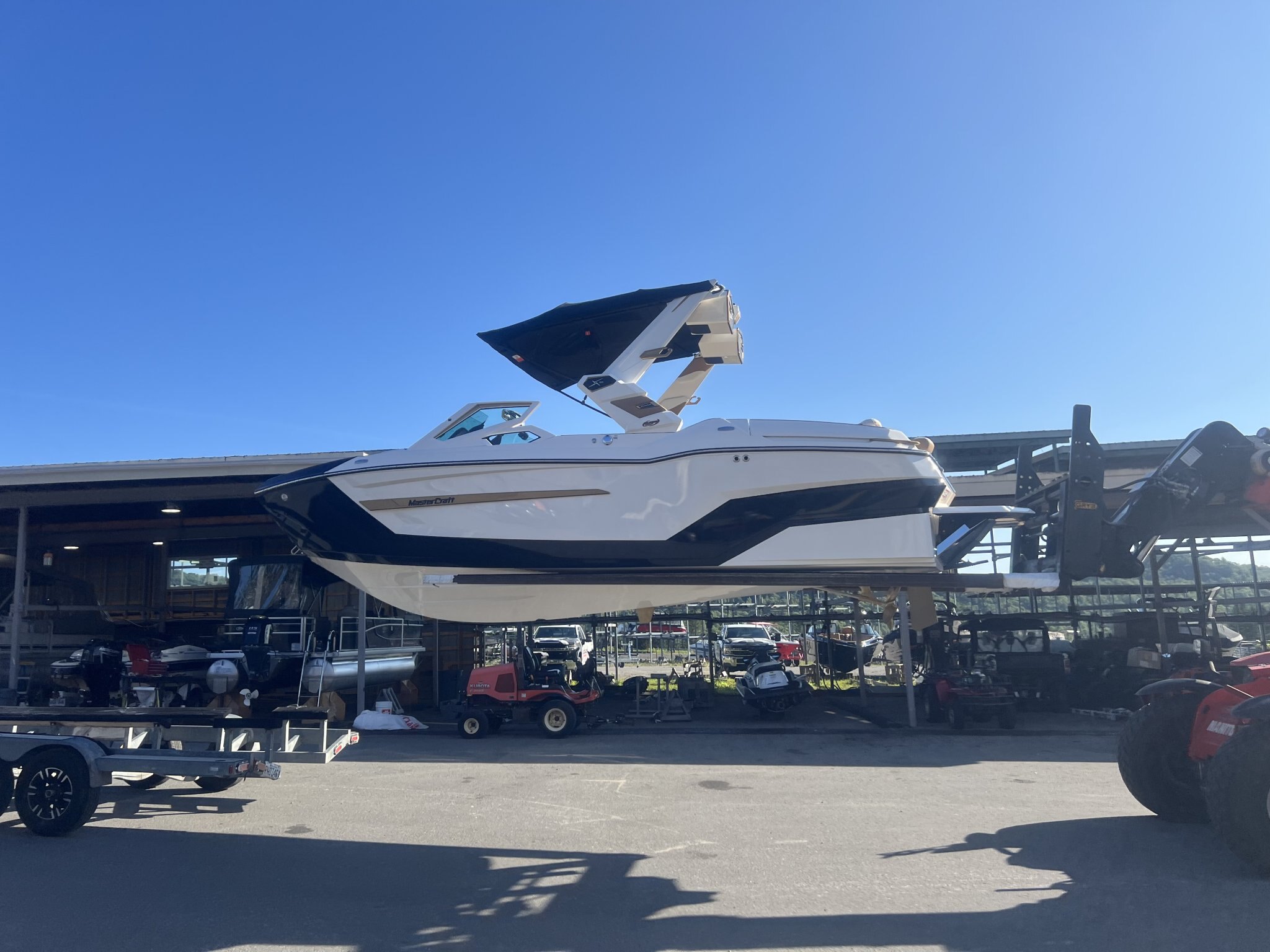 Bateau Mastercraft X22 2027 Blanc sur Tan, Moteur 5.3l 365hp, Surfstar, 5e Génération pour Wakesurf!