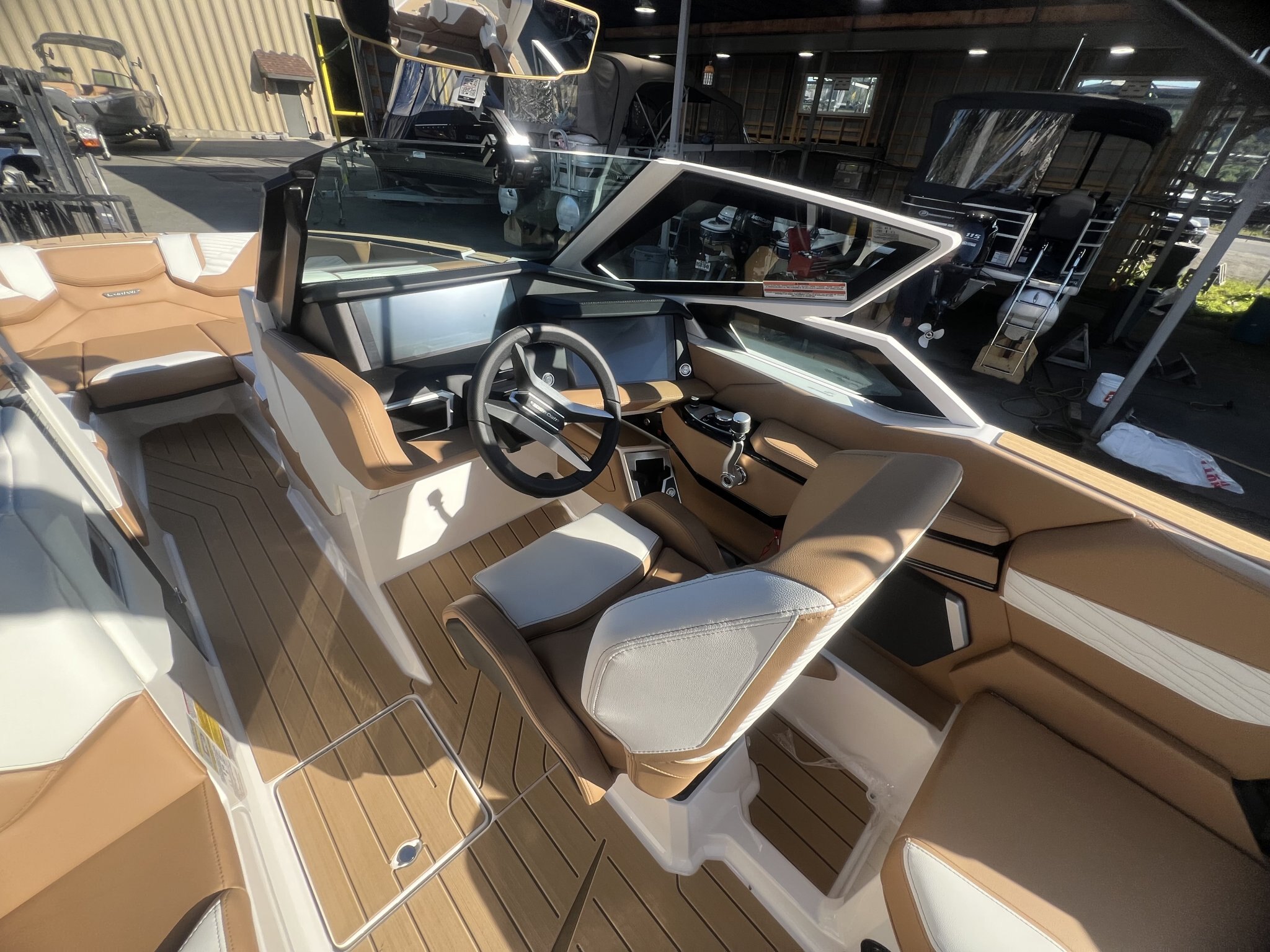 Bateau Mastercraft X22 2027 Blanc sur Tan, Moteur 5.3l 365hp, Surfstar, 5e Génération pour Wakesurf!