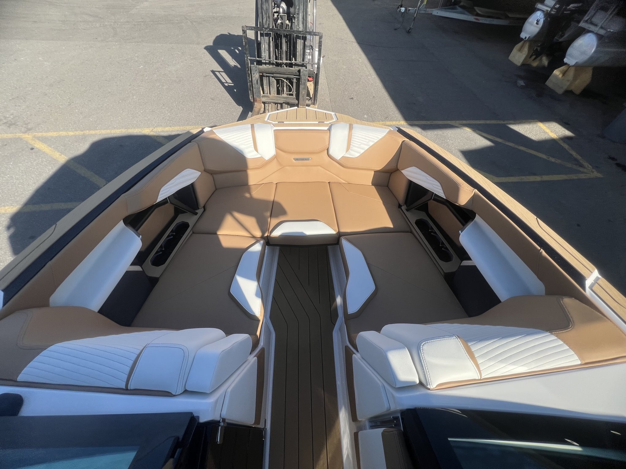 Bateau Mastercraft X22 2027 Blanc sur Tan, Moteur 5.3l 365hp, Surfstar, 5e Génération pour Wakesurf!