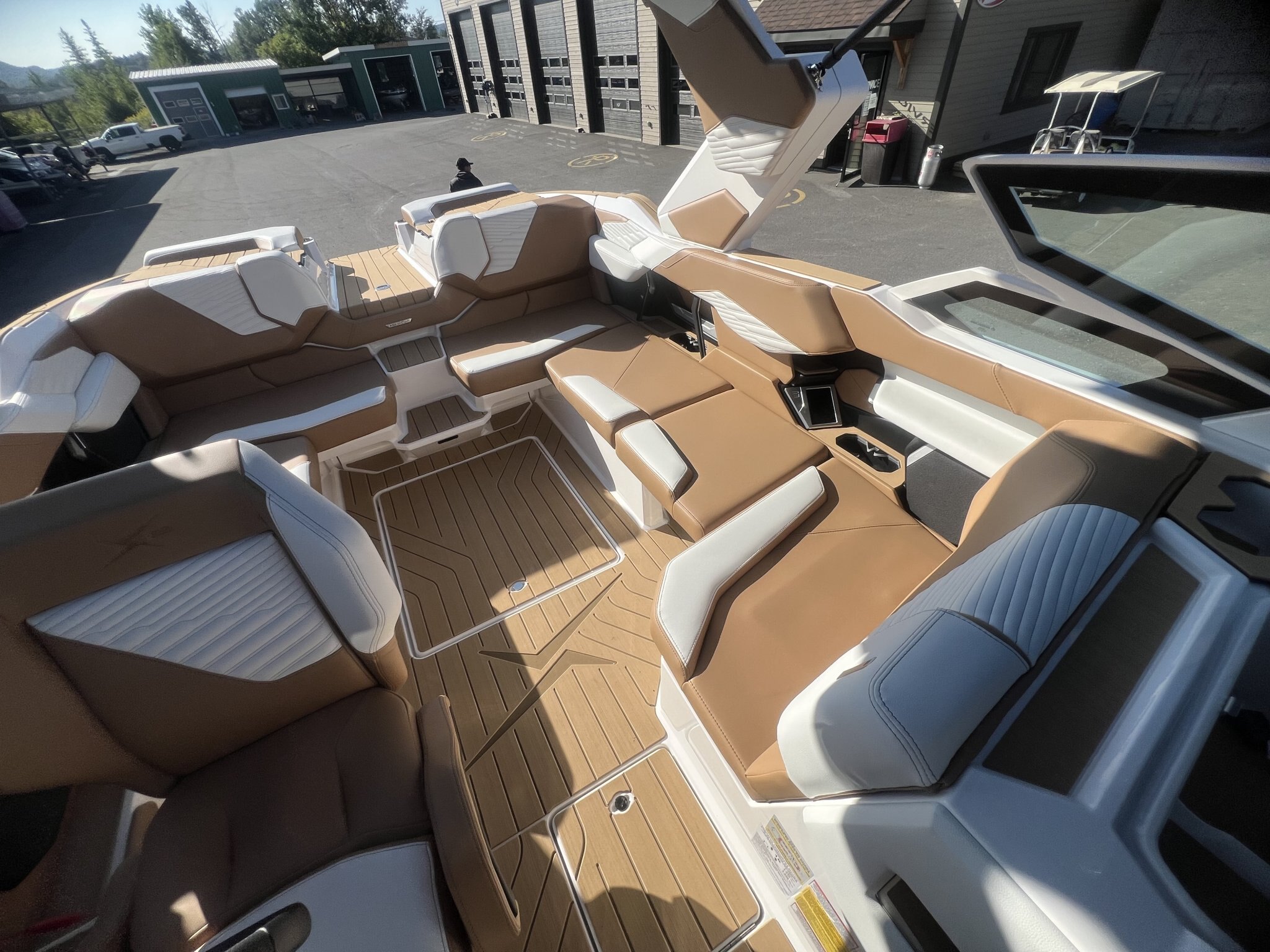 Bateau Mastercraft X22 2027 Blanc sur Tan, Moteur 5.3l 365hp, Surfstar, 5e Génération pour Wakesurf!
