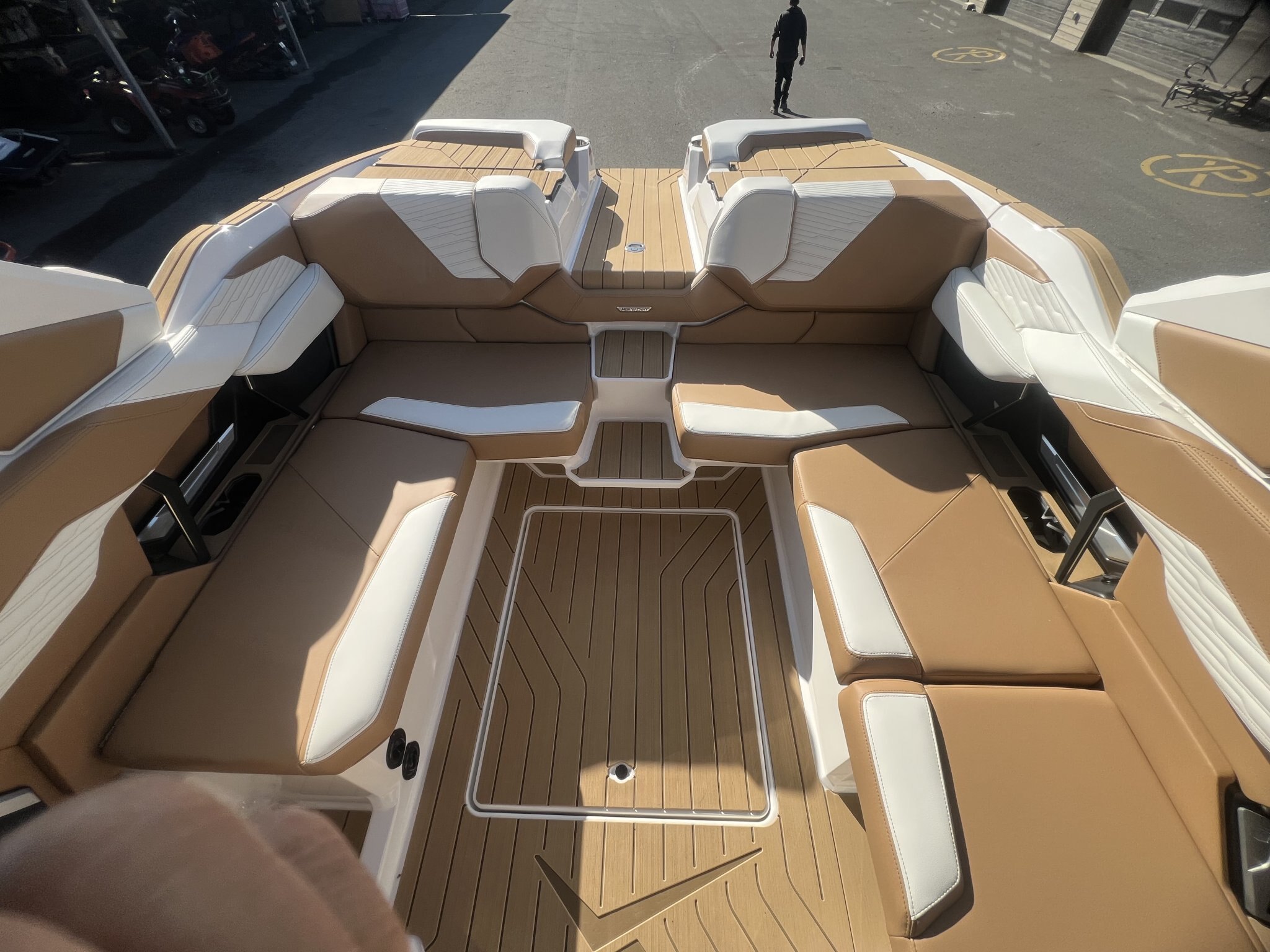 Bateau Mastercraft X22 2027 Blanc sur Tan, Moteur 5.3l 365hp, Surfstar, 5e Génération pour Wakesurf!