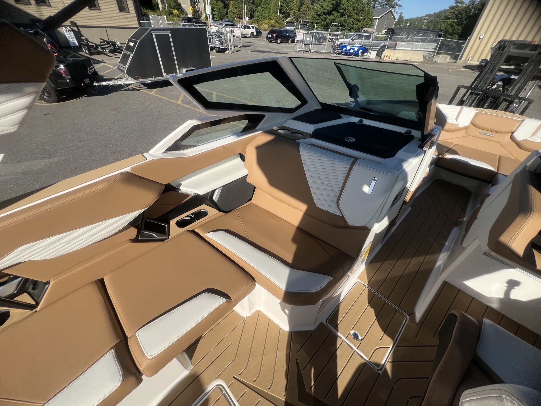 Bateau Mastercraft X22 2027 Blanc sur Tan, Moteur 5.3l 365hp, Surfstar, 5e Génération pour Wakesurf!